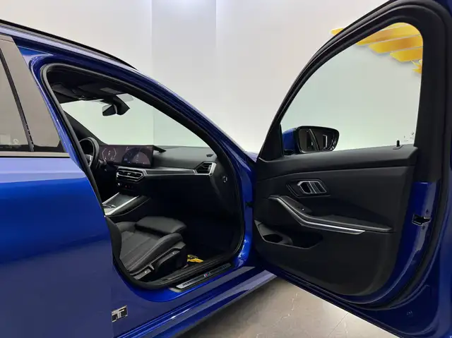 BMW 3 Series view 15