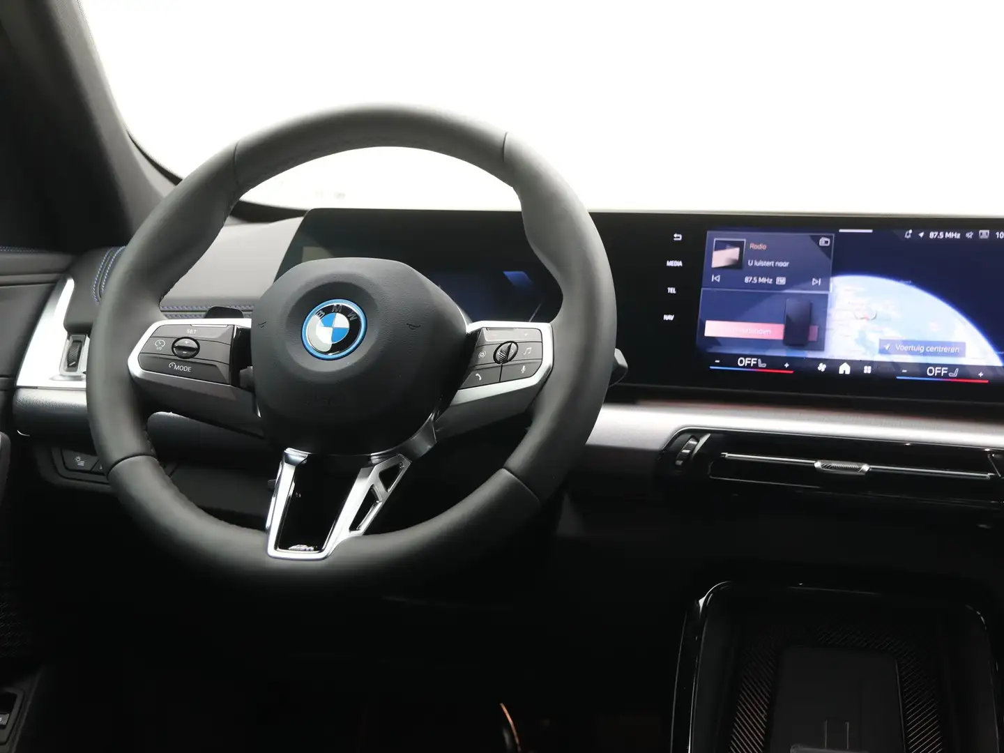 BMW iX1 eDrive20 M Sport Weiß - 2