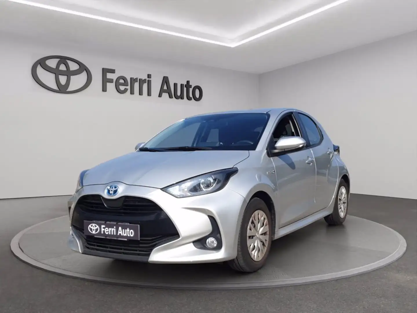 Toyota Yaris 1.5h active Grey - 1