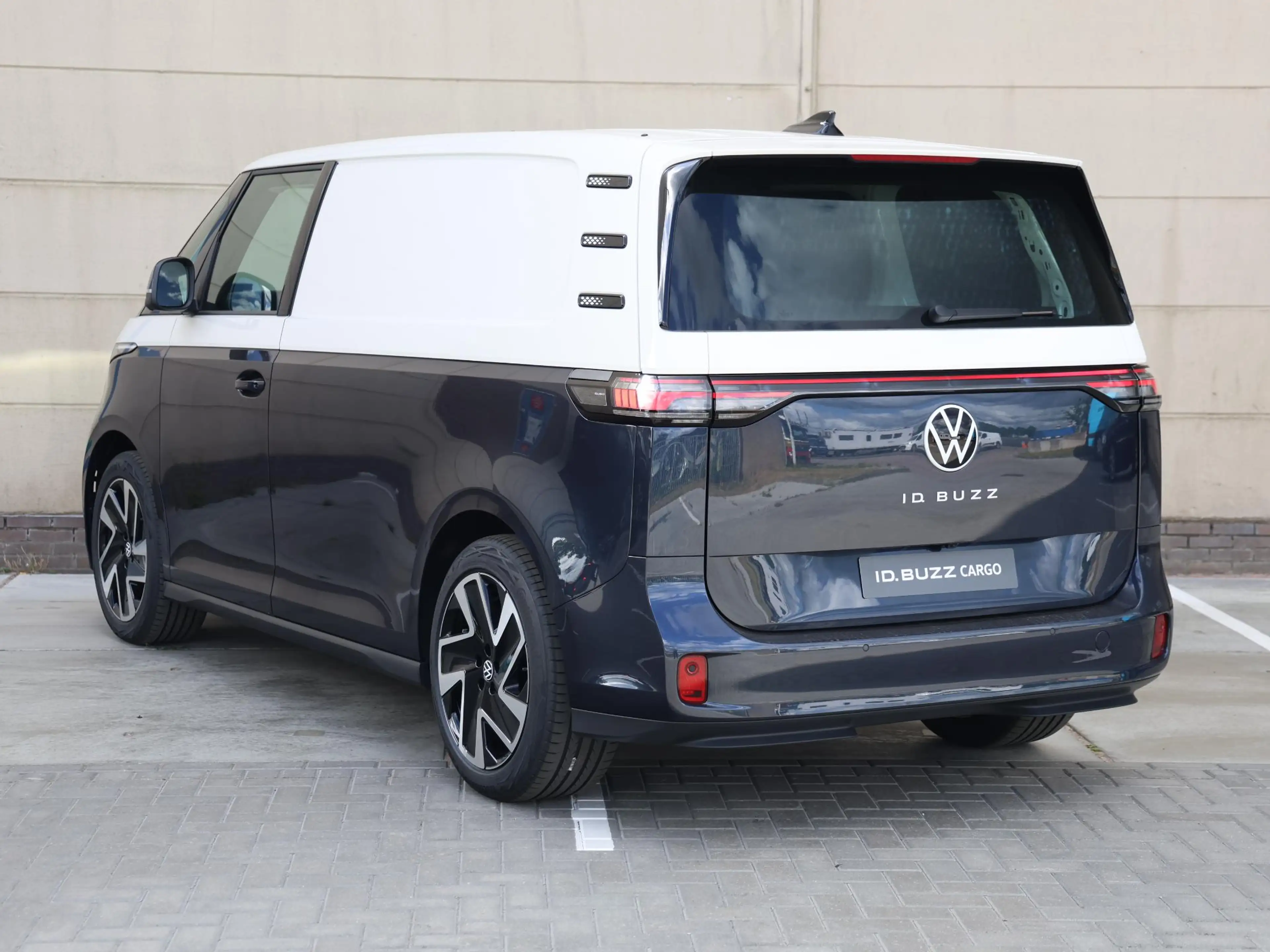 Volkswagen ID. Buzz Cargo Bulli Limited Edition Elektromotor 210 kW (286 pk) — photo 11