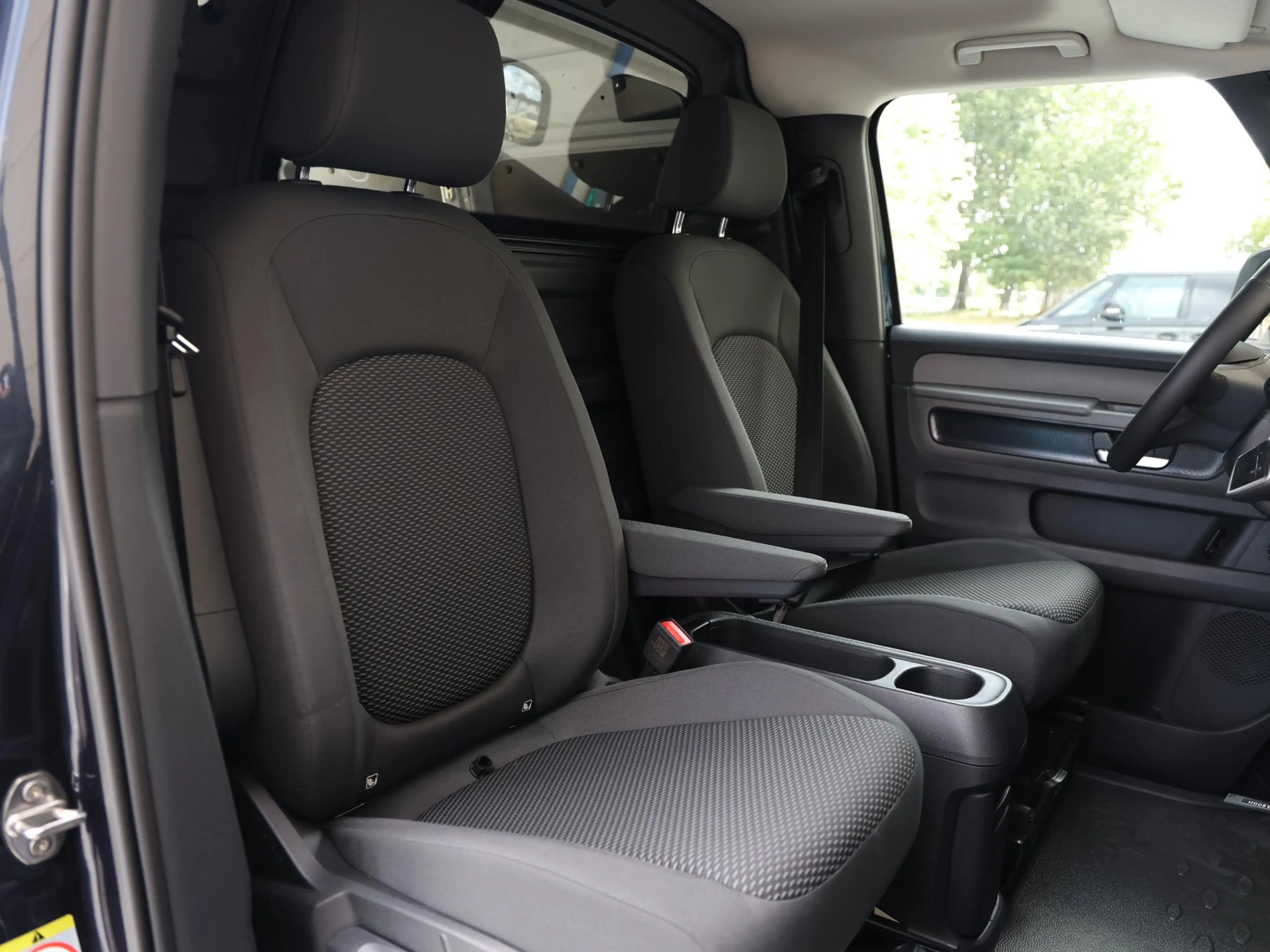 Volkswagen ID. Buzz Cargo Bulli Limited Edition Elektromotor 210 kW (286 pk) — photo 8