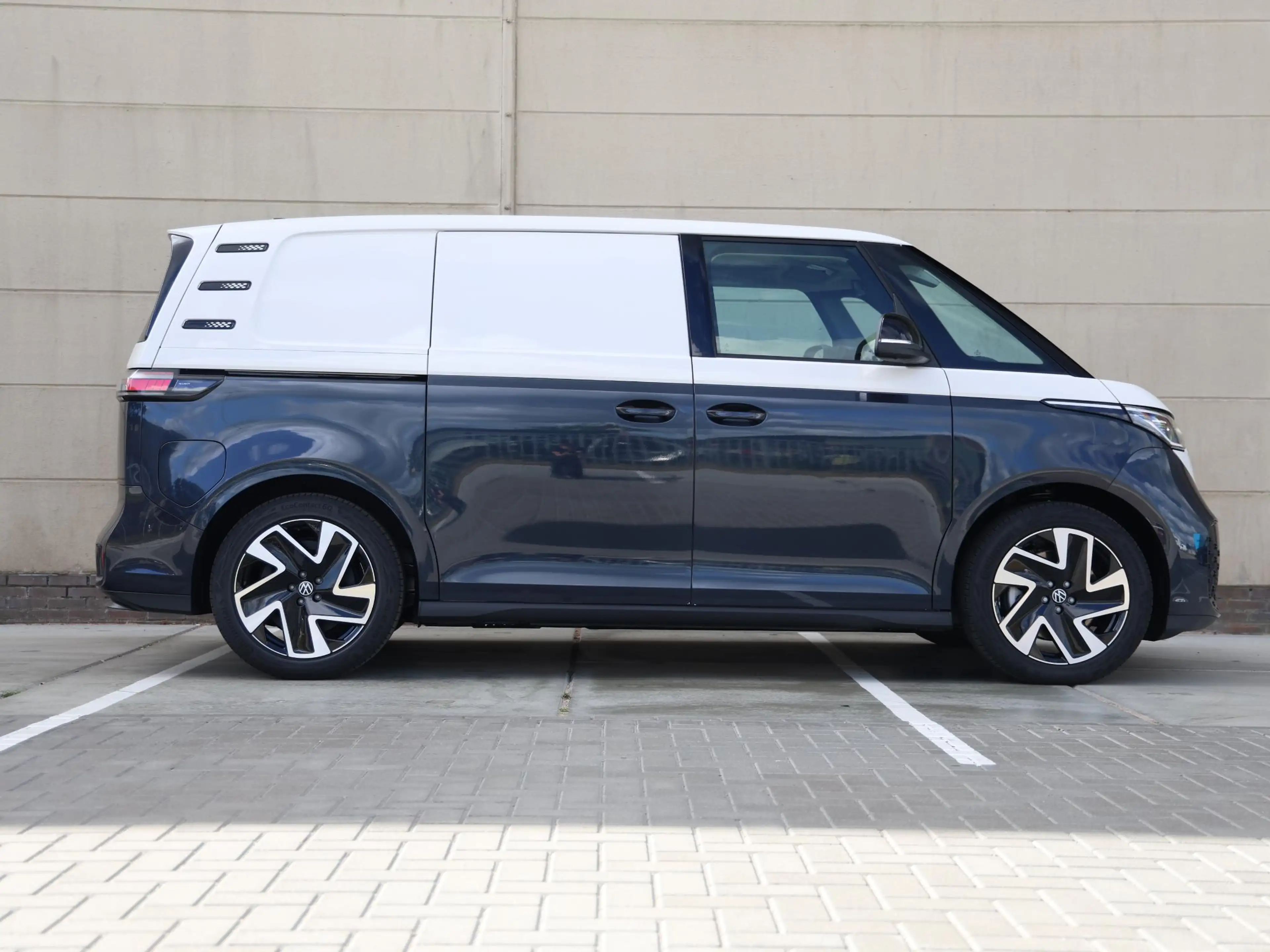 Volkswagen ID. Buzz Cargo Bulli Limited Edition Elektromotor 210 kW (286 pk) — photo 2