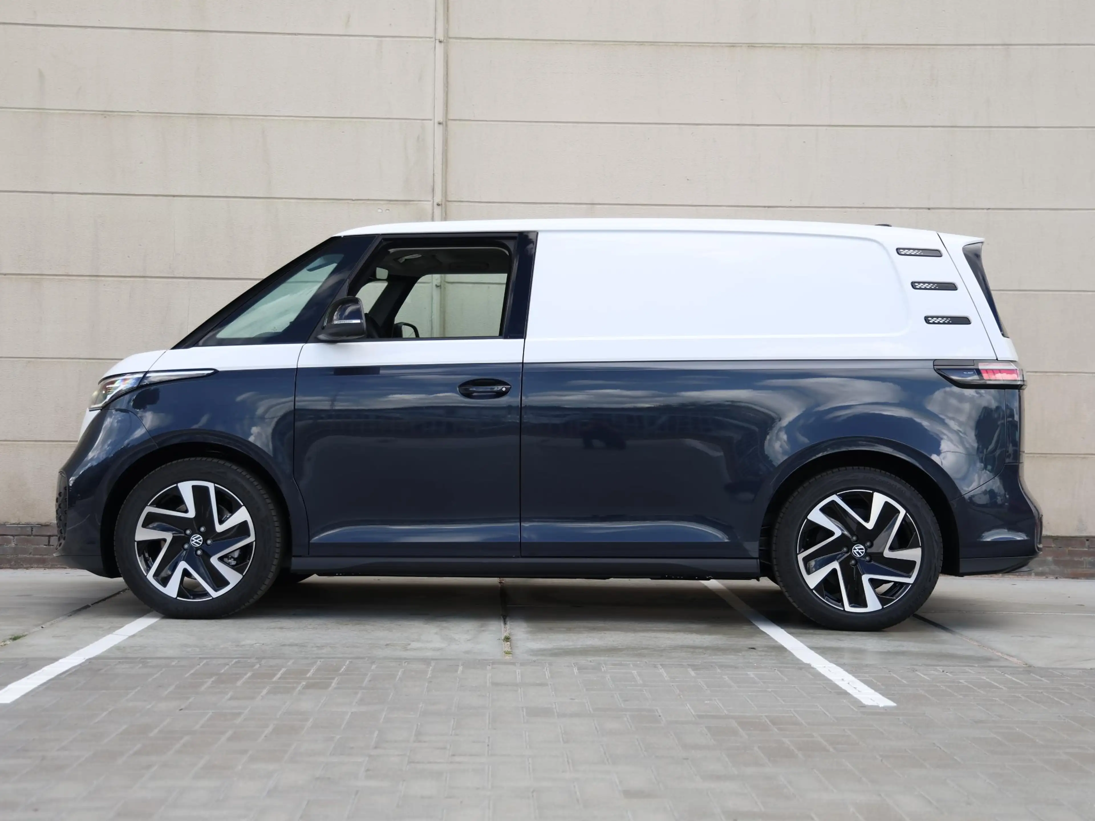 Volkswagen ID. Buzz Cargo Bulli Limited Edition Elektromotor 210 kW (286 pk) — photo 10