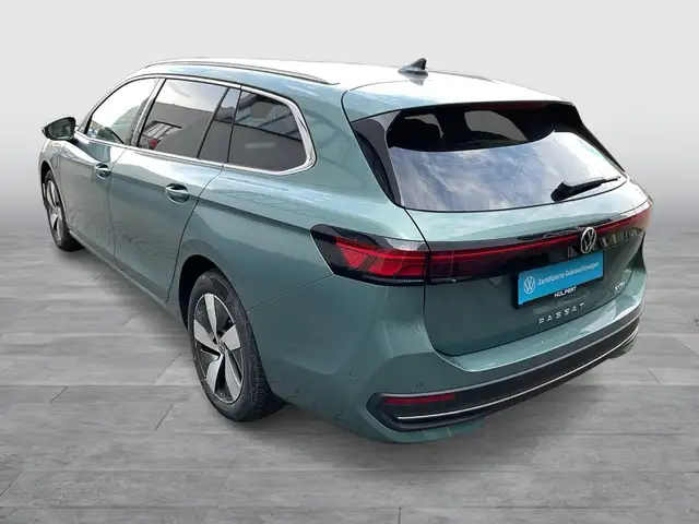 Volkswagen Passat view 3
