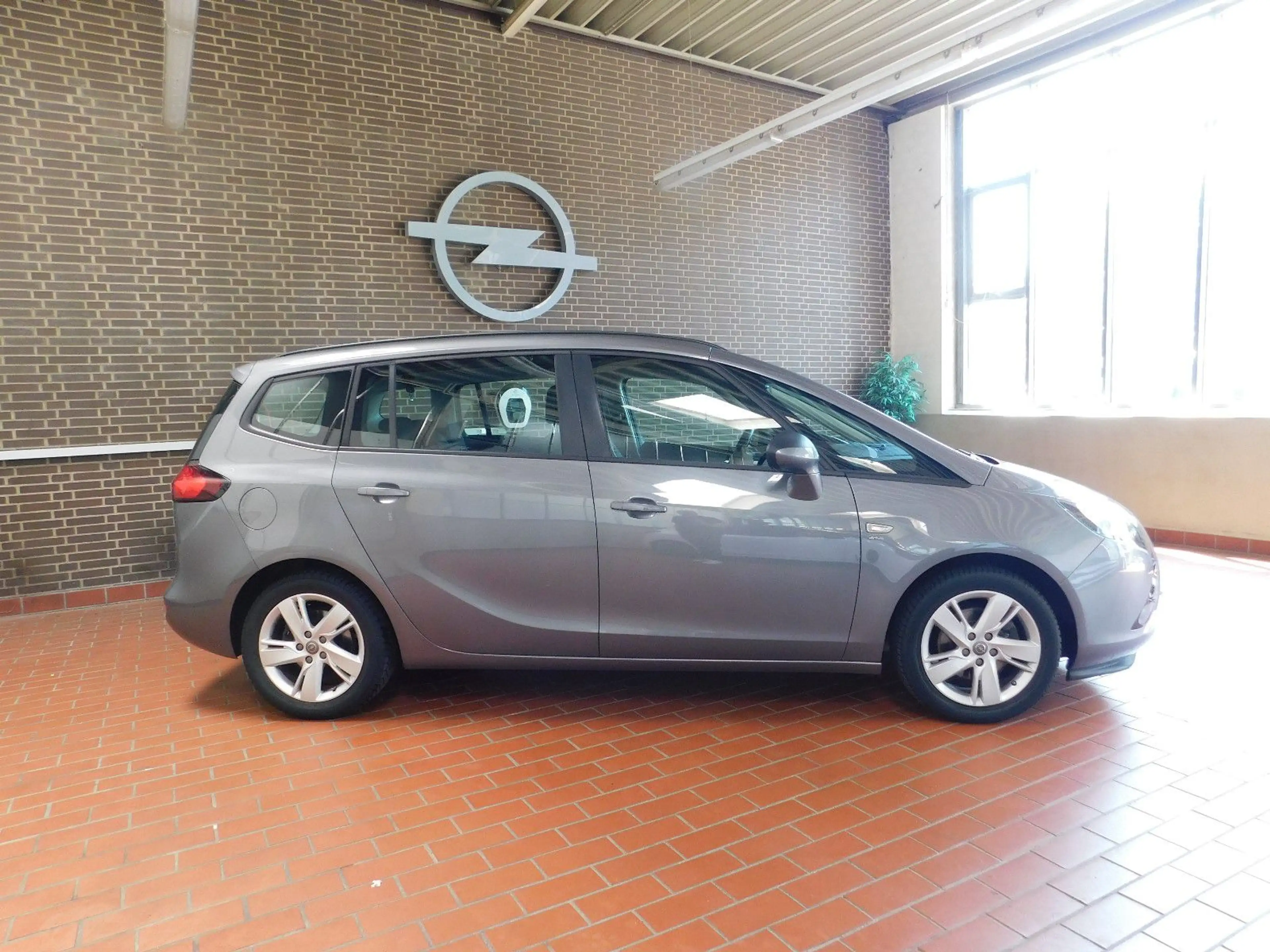 Opel Zafira C Tourer Drive — photo 2