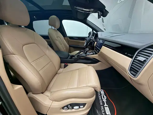 Porsche Cayenne view 13
