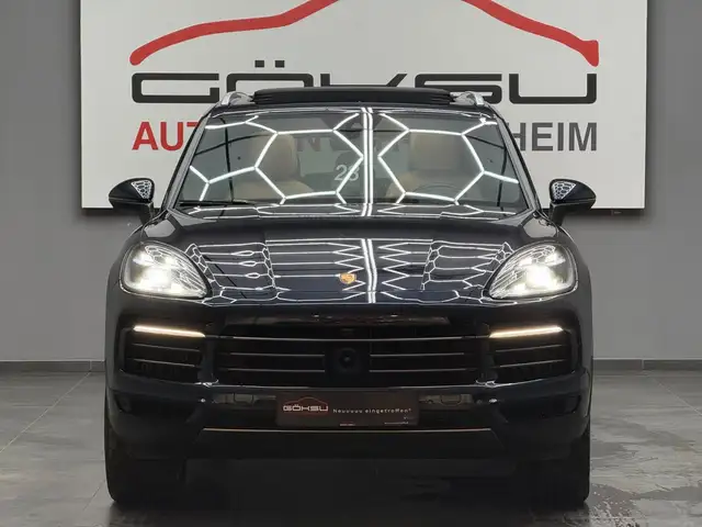 Porsche Cayenne view 3