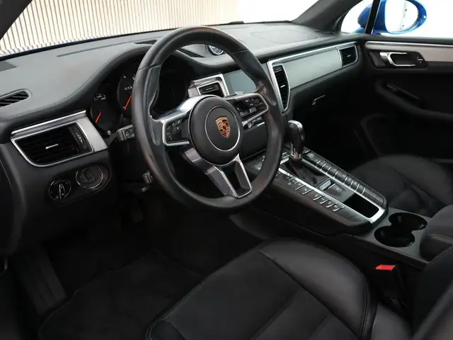 Porsche Macan view 3
