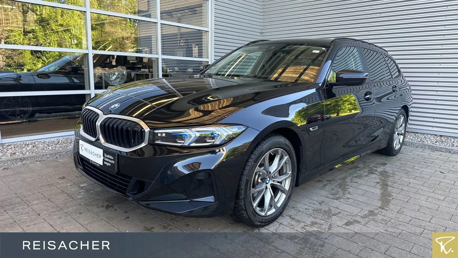 BMW 330 e xDrive HUD RüKa adLED MemSi Pano 17"LM Schwarz - 1