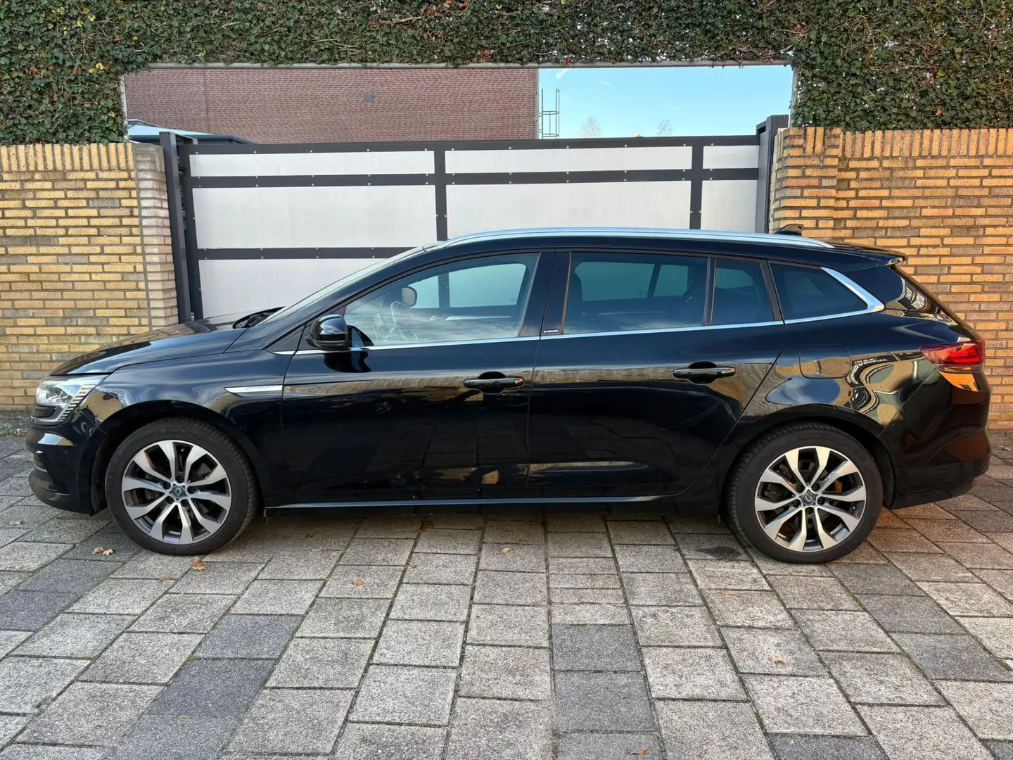 Renault Megane E-Tech Estate 1.6 Plug-In Hybrid 160 Intens Zwart - 2