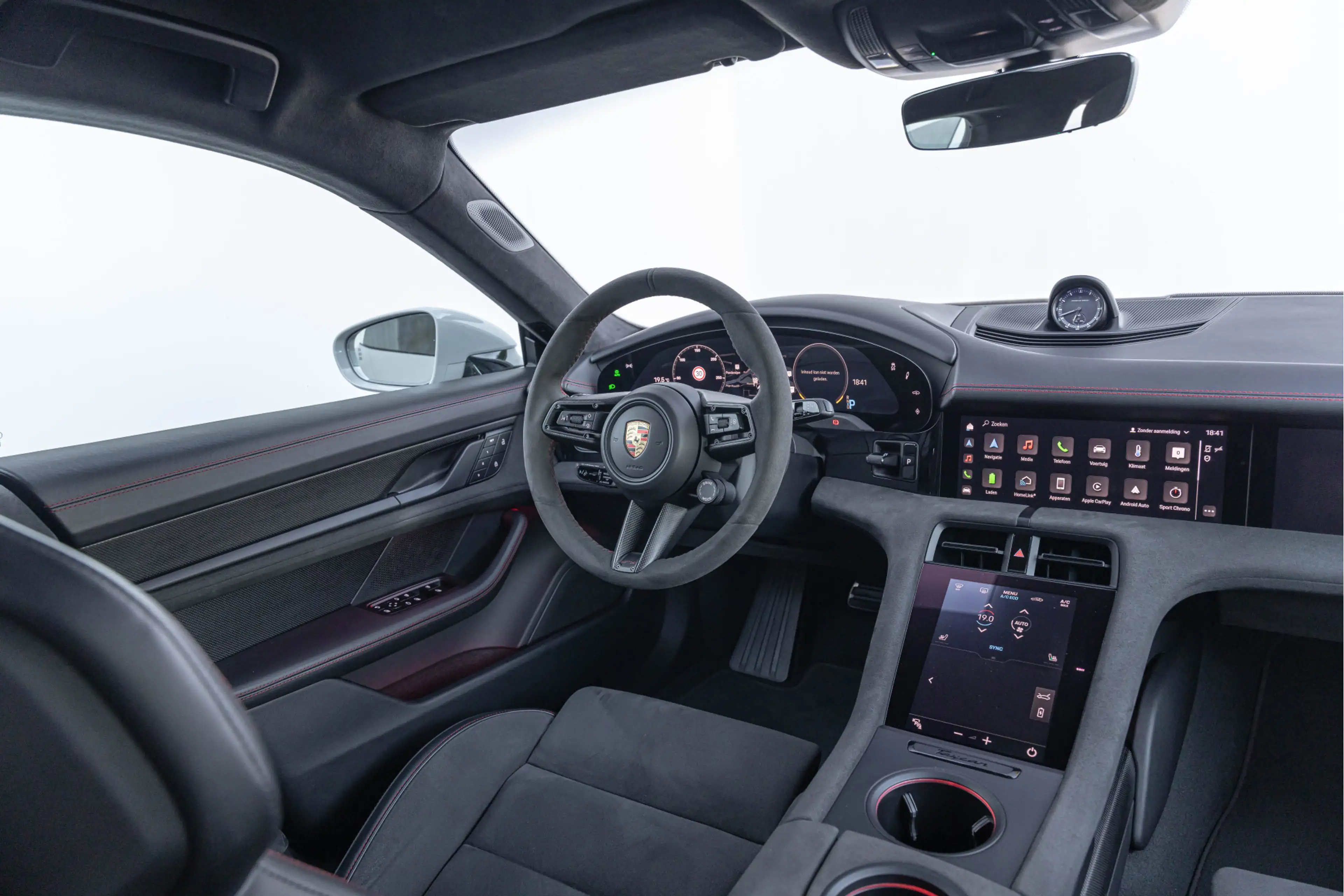 Porsche Taycan Sport Turismo GTS 93 kWh 598pk Pano 4-wielsturing — photo 3
