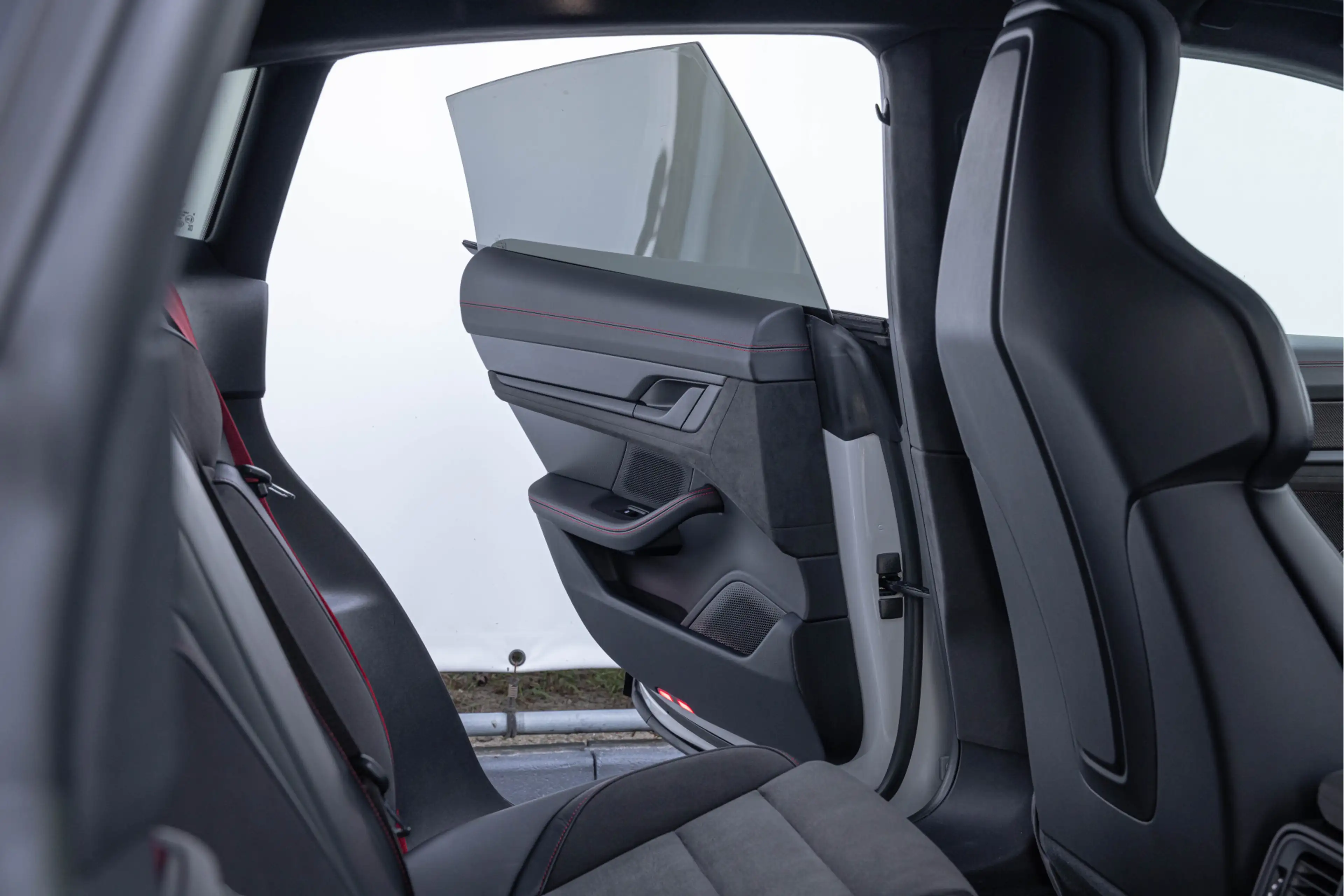 Porsche Taycan Sport Turismo GTS 93 kWh 598pk Pano 4-wielsturing — photo 17