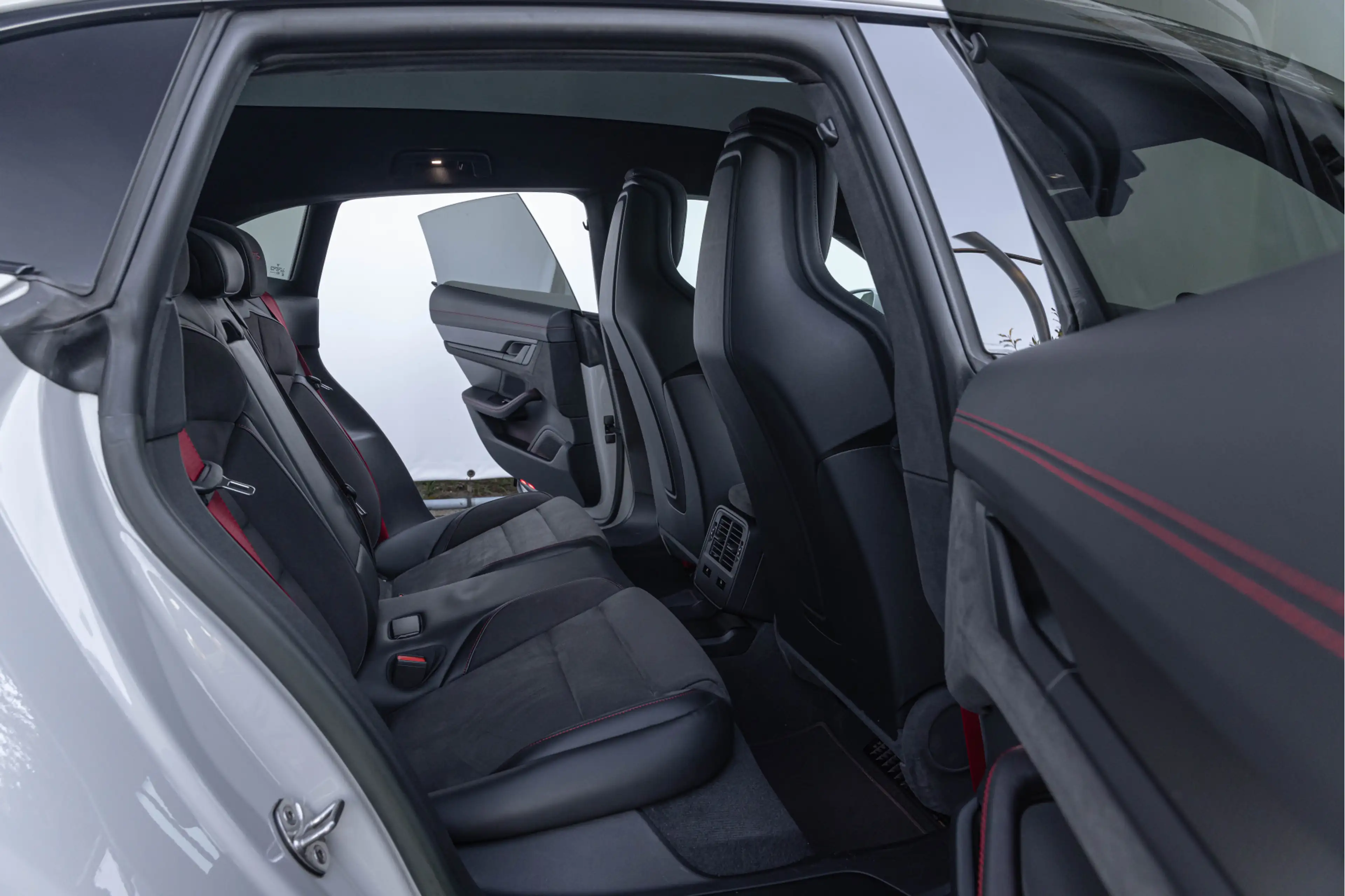 Porsche Taycan Sport Turismo GTS 93 kWh 598pk Pano 4-wielsturing — photo 6