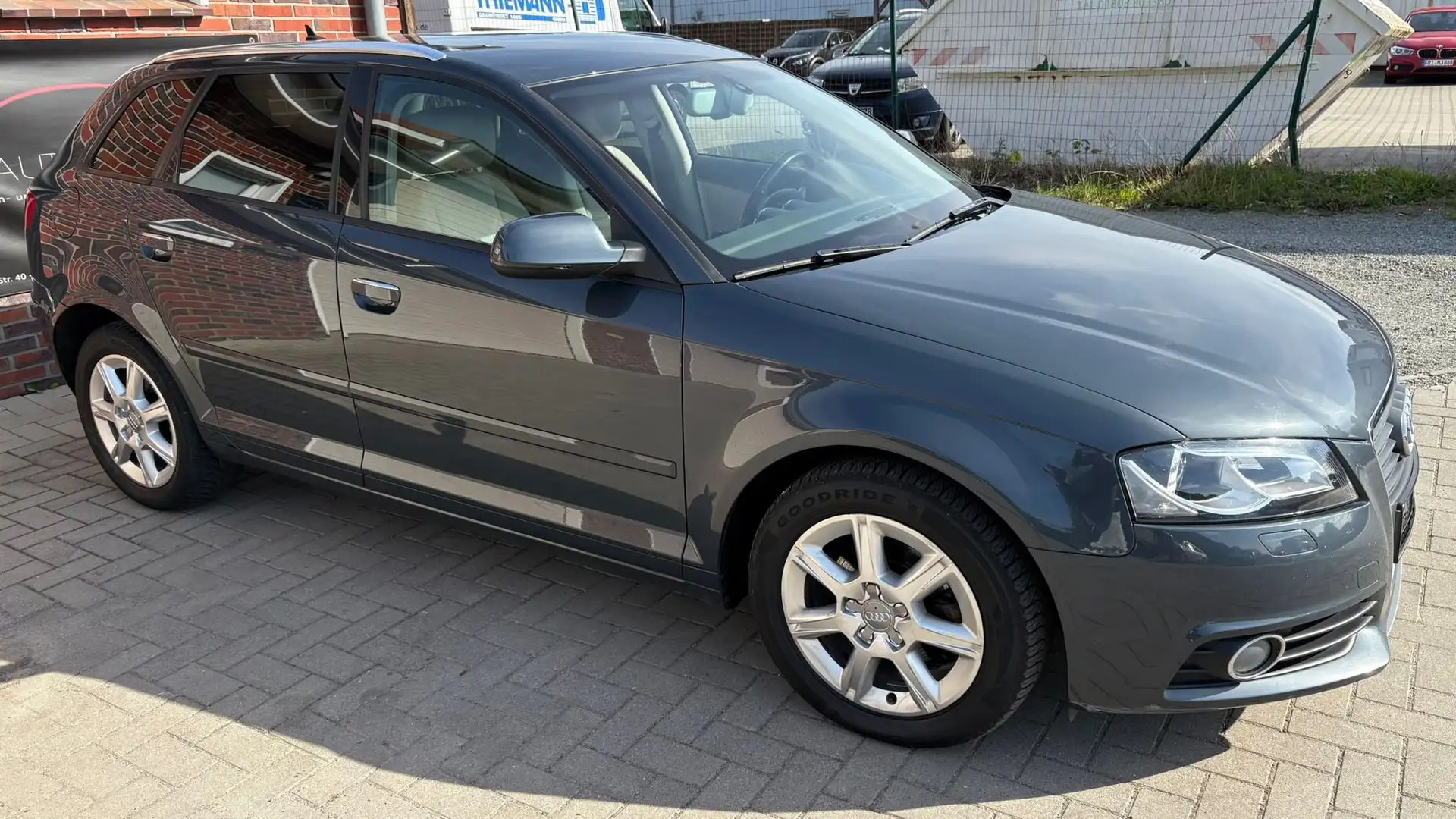Audi A3 1.6 TDI*Navi*PDC*Sitzhzg*Tempomat*Finanzierung* Grau - 2