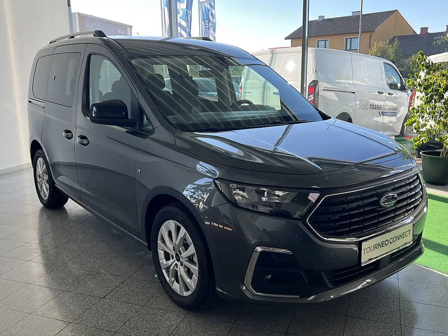Ford Tourneo Connect 2,0 EcoBlue L1 Titanium Aut. Grau - 1