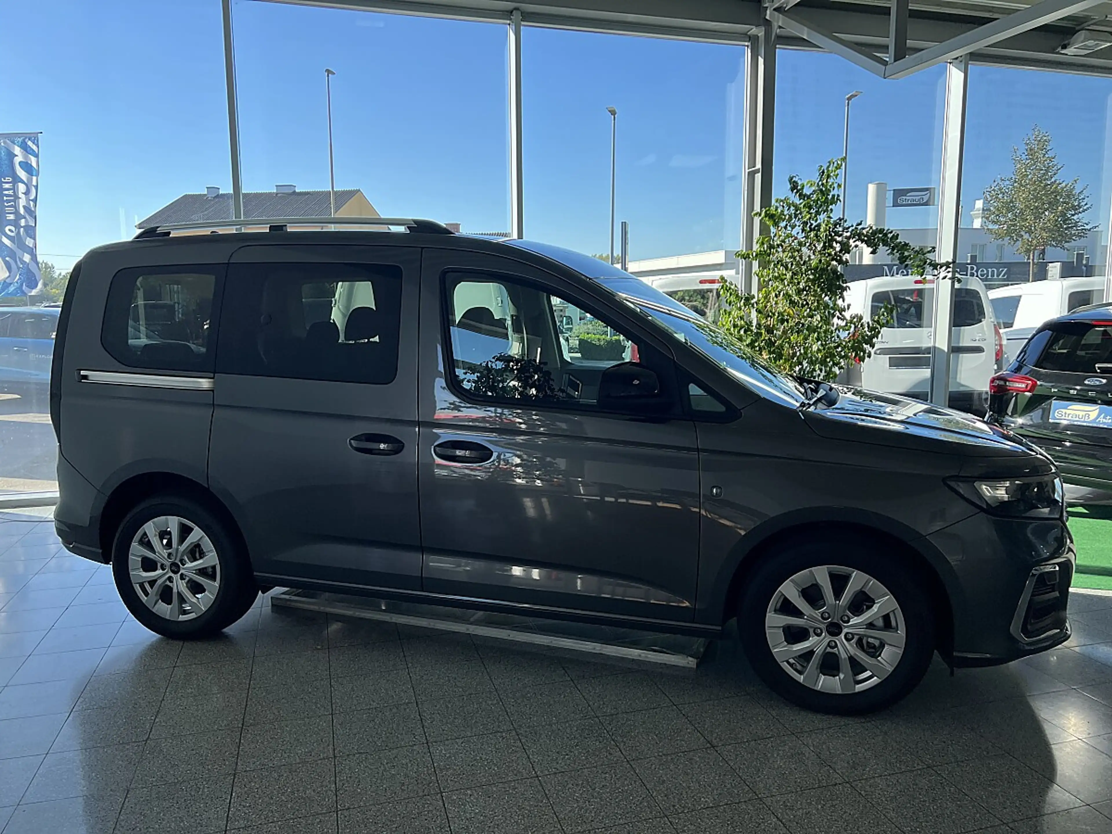 Ford Tourneo Connect 2,0 EcoBlue L1 Titanium Aut. — photo 7