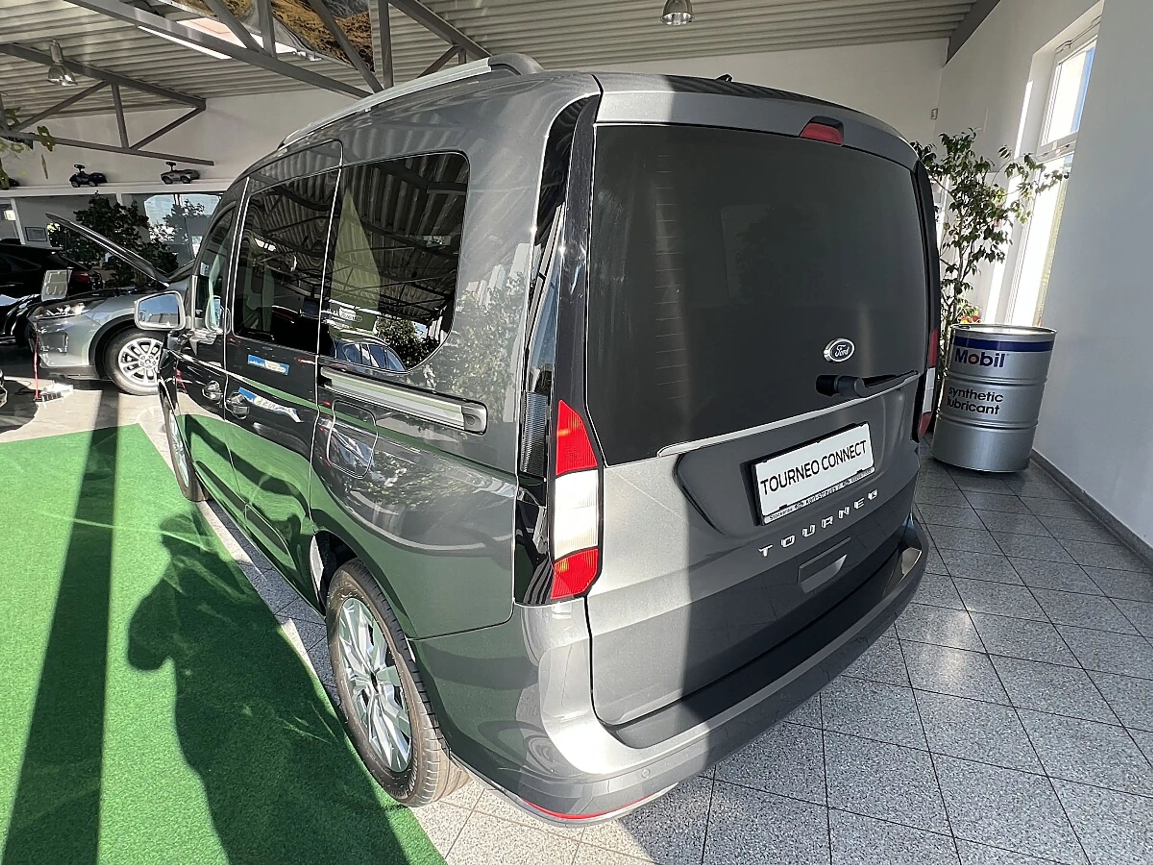Ford Tourneo Connect 2,0 EcoBlue L1 Titanium Aut. — photo 4