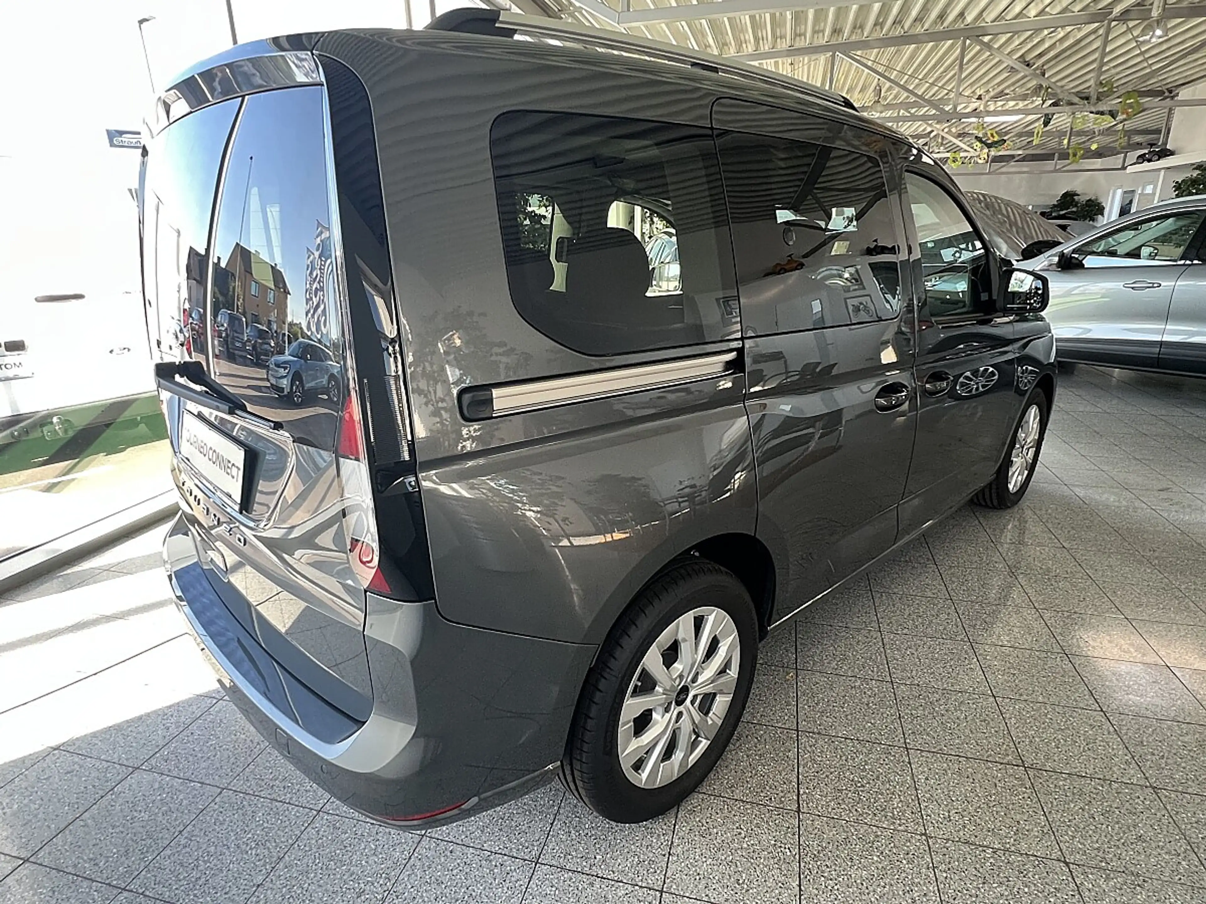 Ford Tourneo Connect 2,0 EcoBlue L1 Titanium Aut. — photo 6