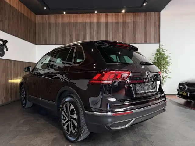 Volkswagen Tiguan view 4