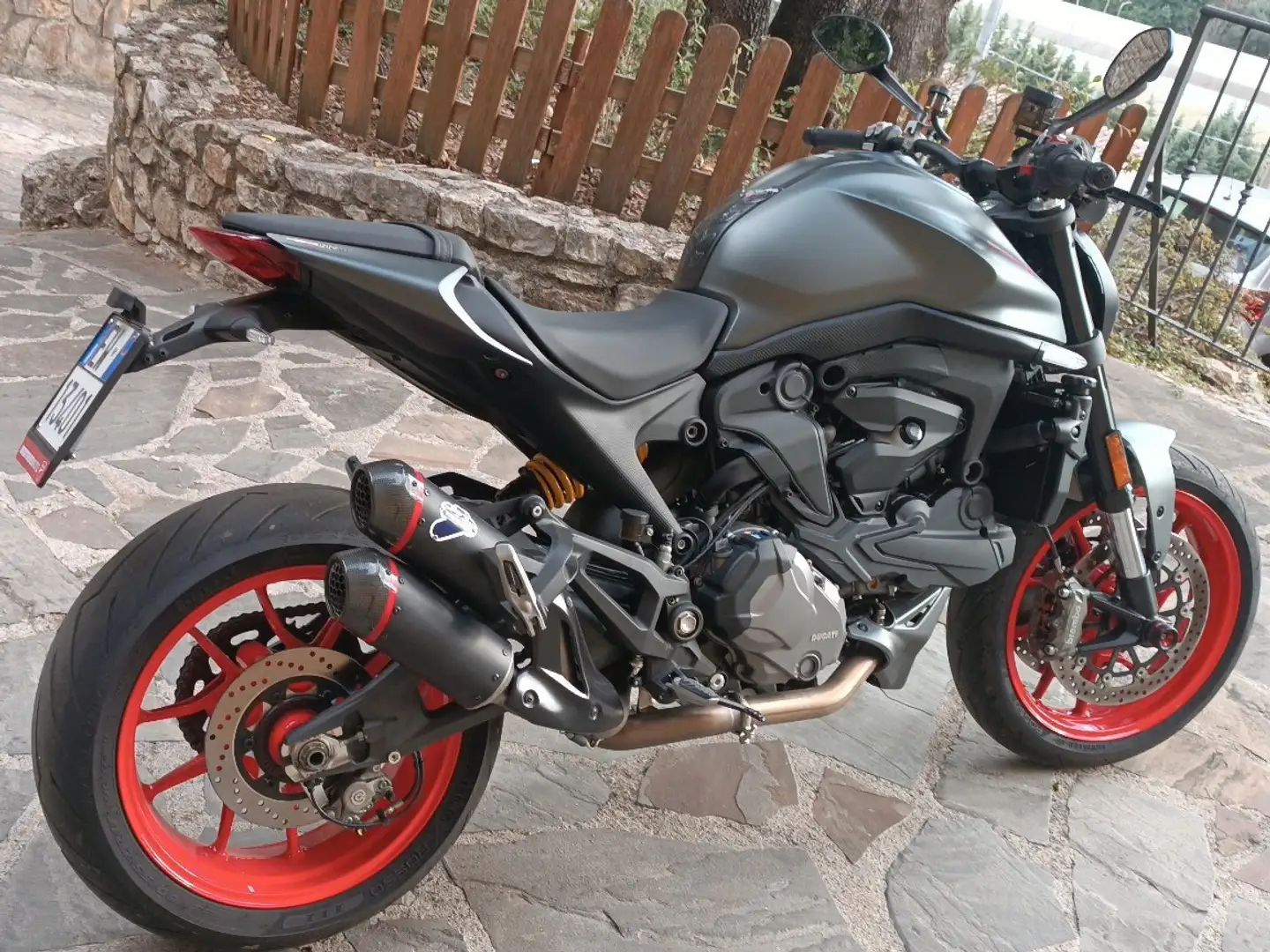 Ducati Monster 937 937 plus siva - 1