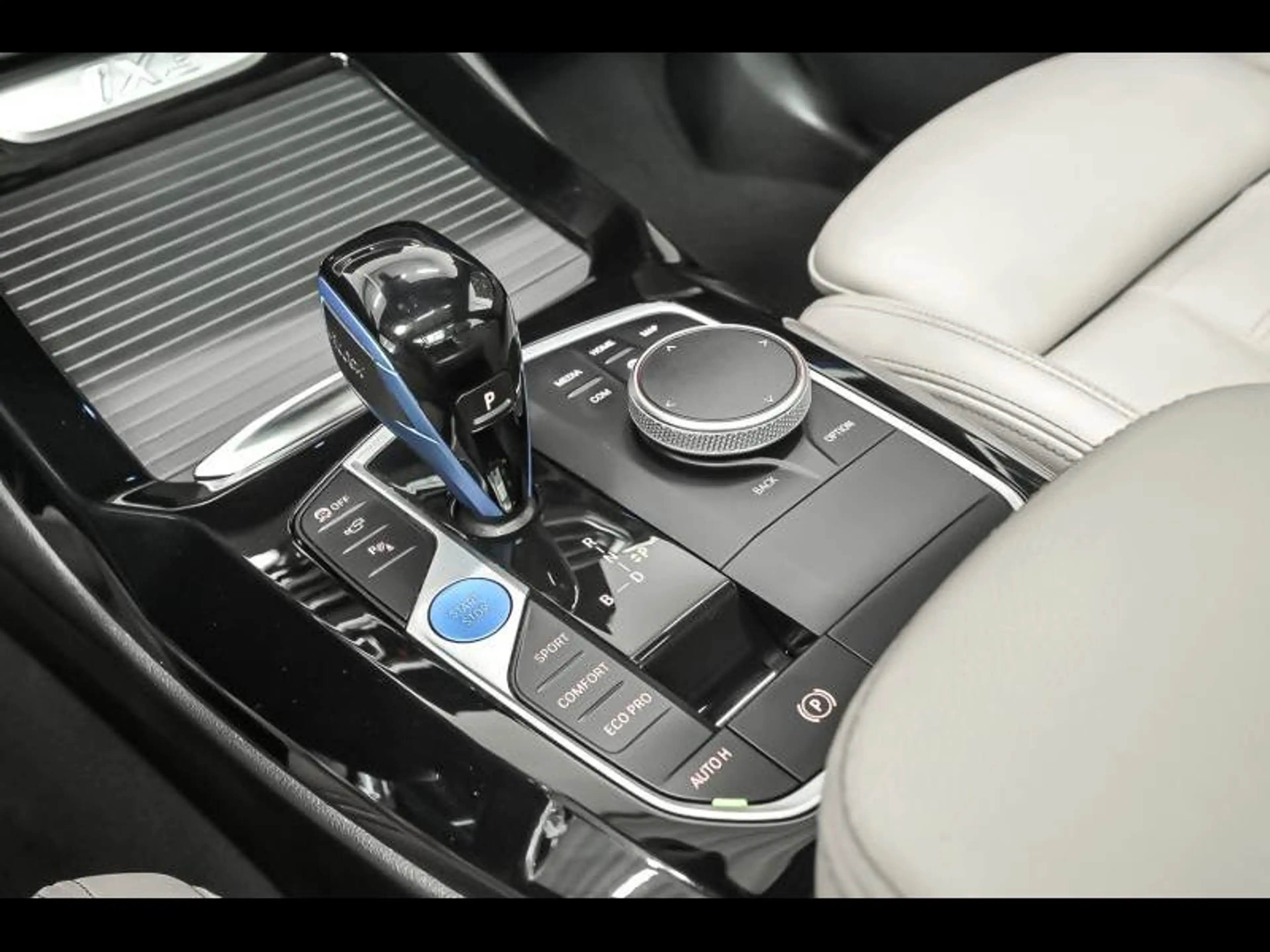 BMW iX3 Impressive — photo 11