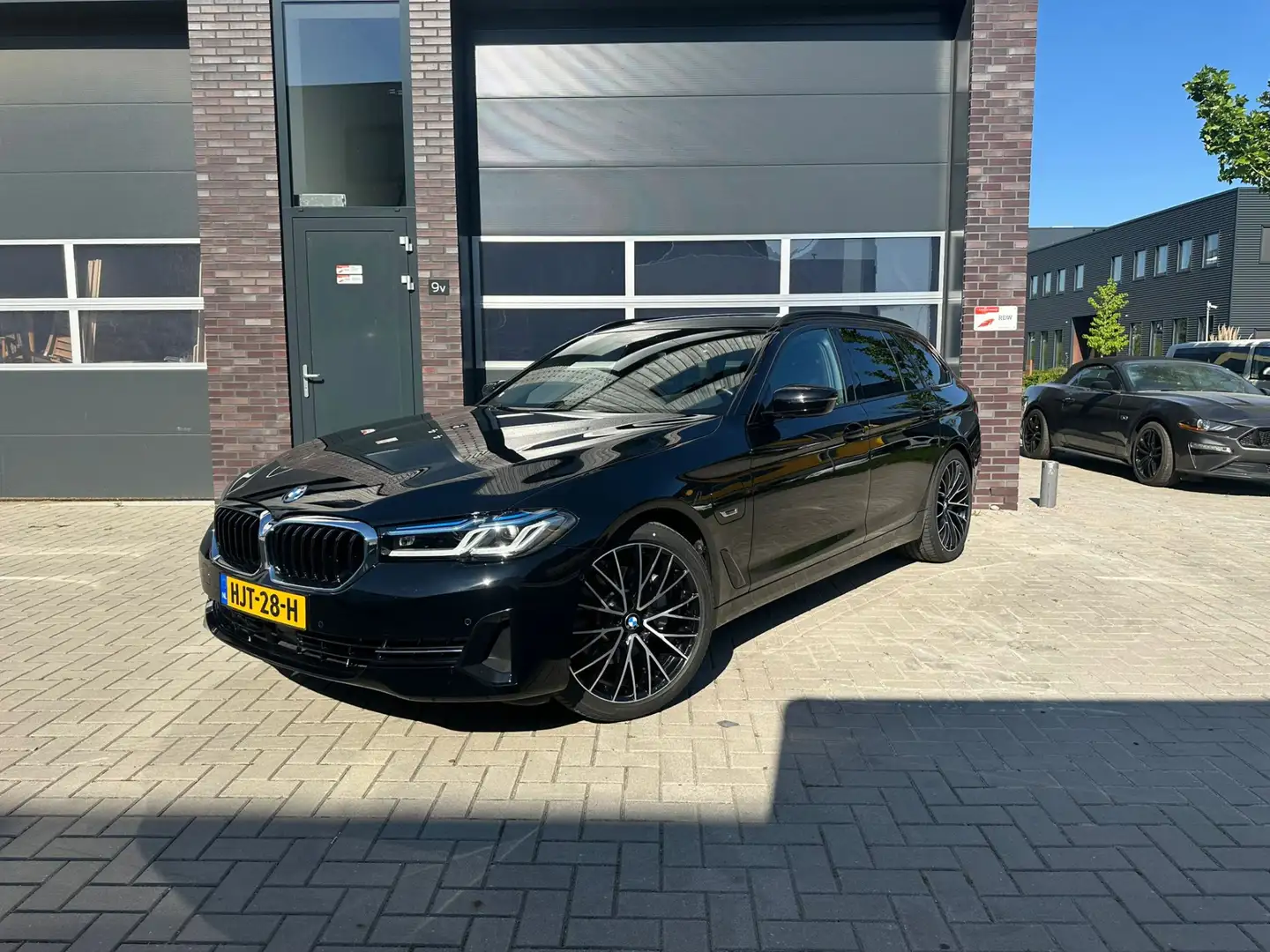 BMW 530 5-serie Touring 530e xDrive Business Edition Plus Zwart - 1