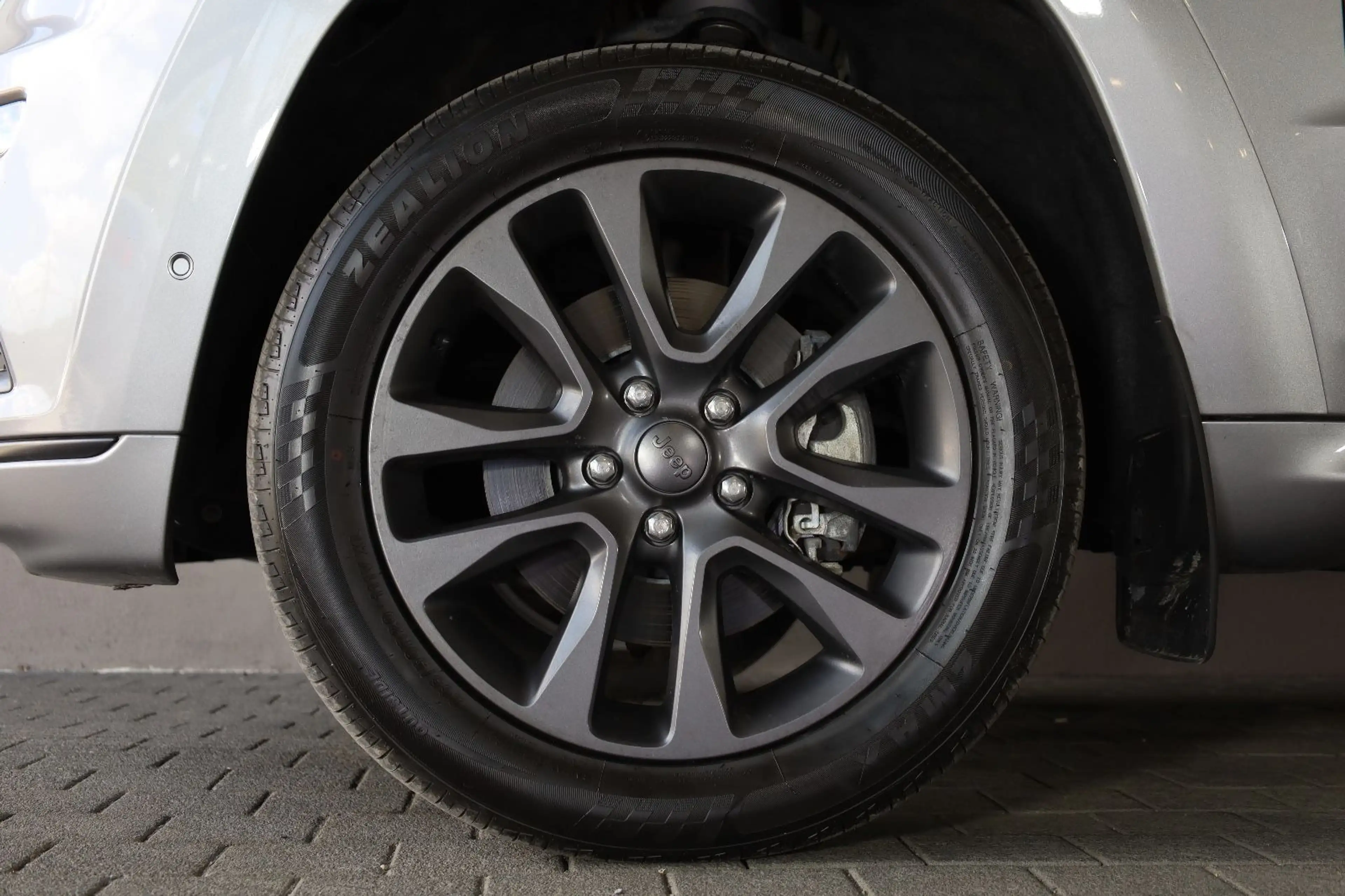 Jeep Grand Cherokee 5.7L V8 HighAltitude/GAS/VOLL/R20 — photo 4