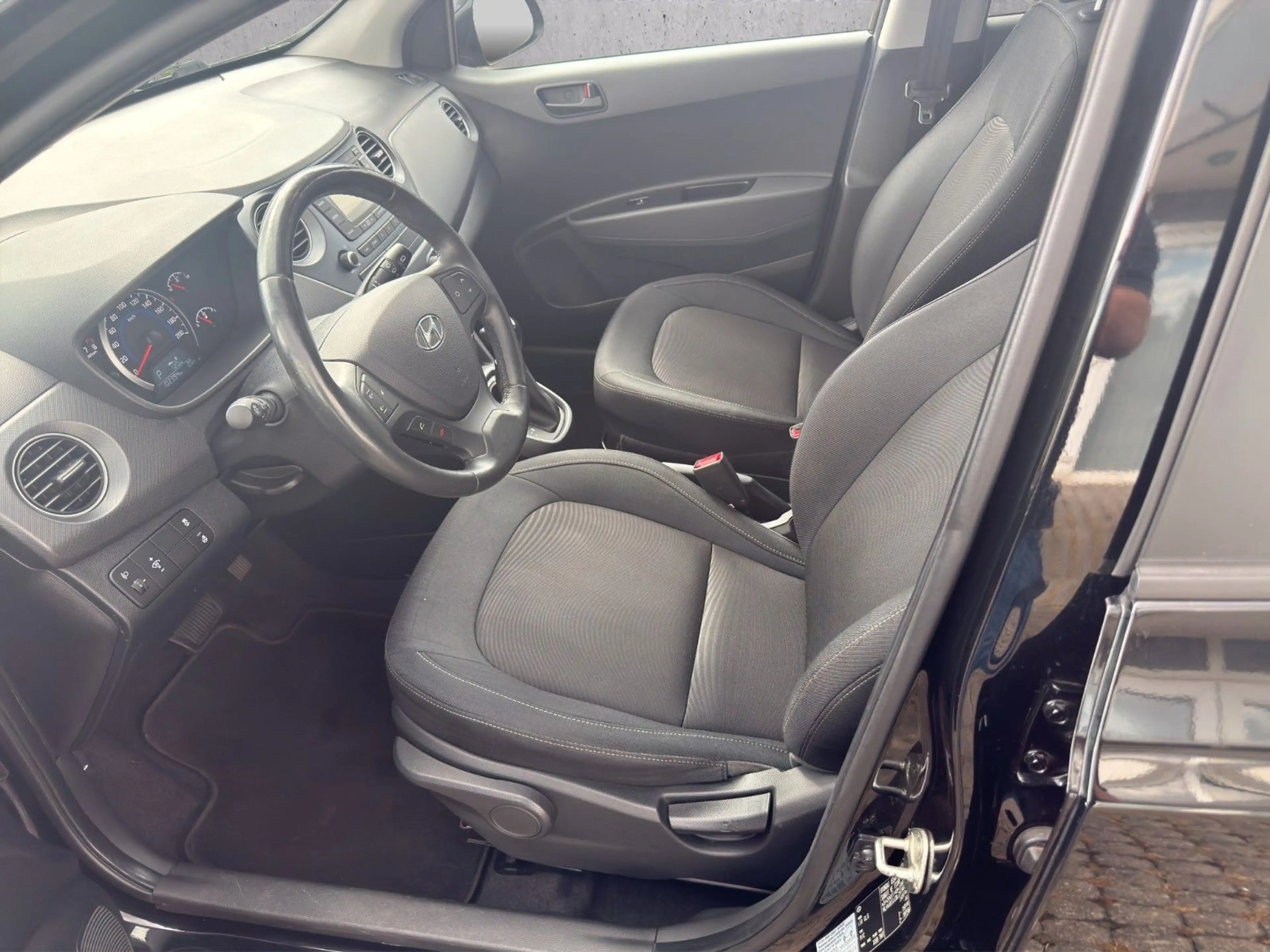 Hyundai i10 1.2 YES! Automatik | SHZ | LHZ | TEMPOMAT — photo 9