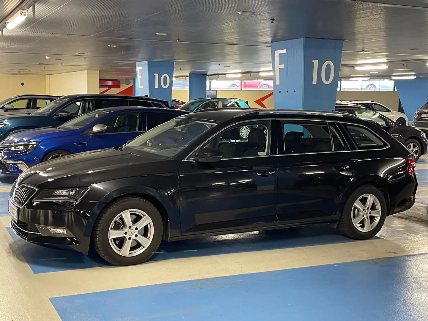 Skoda Superb Superb 2,0 TDI - ROLLSTUHLGERECHT umgebaut Schwarz - 1