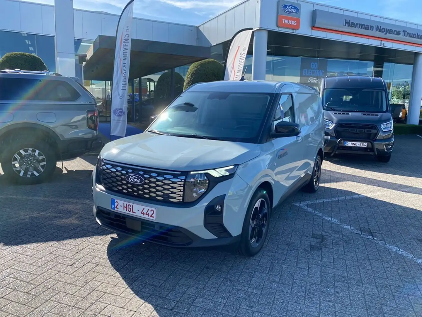 Ford Transit Courier BEV Argent - 1