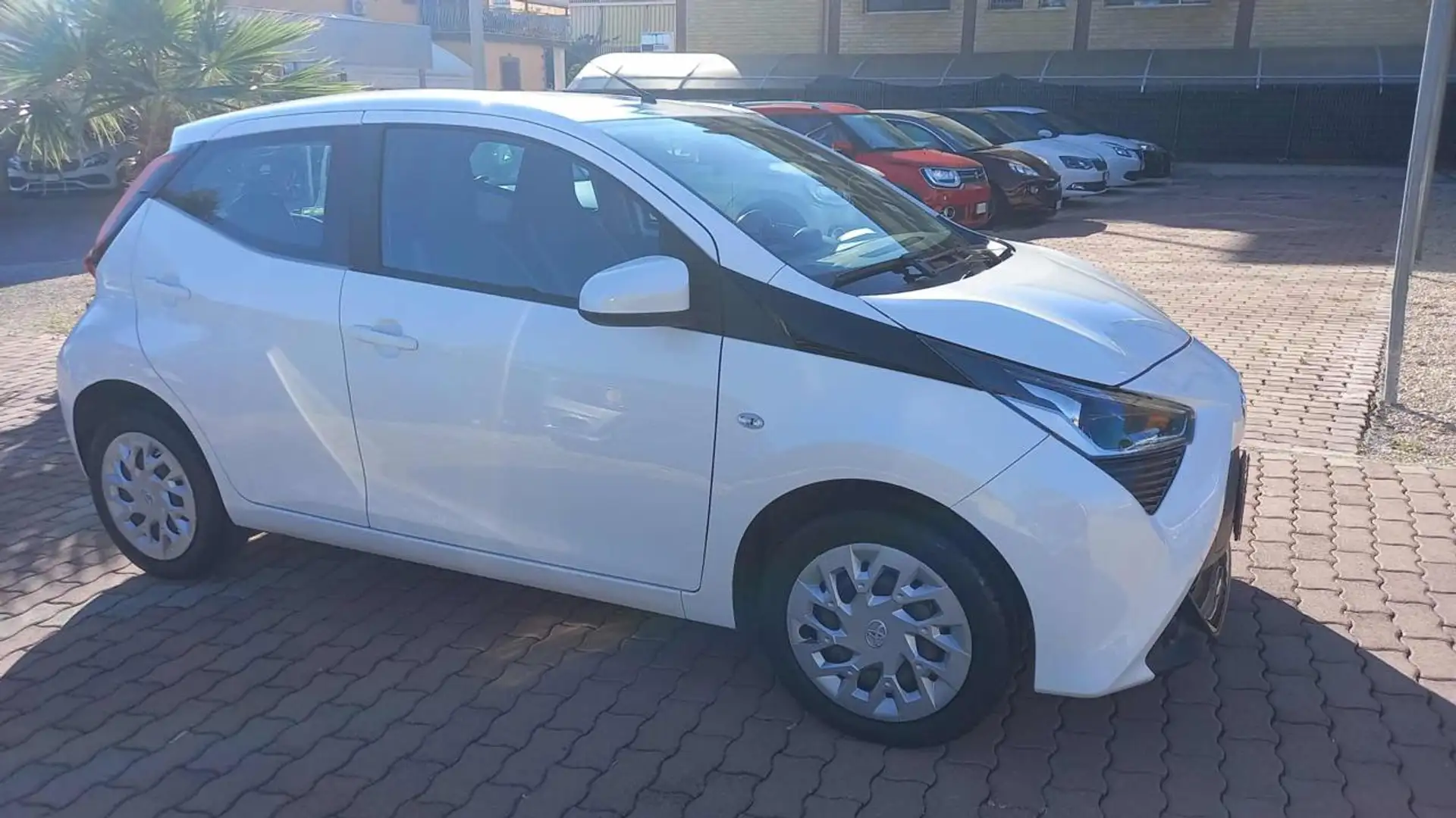 Toyota Aygo Connect 1.0 VVT-i 72CV 5 porte Weiß - 1