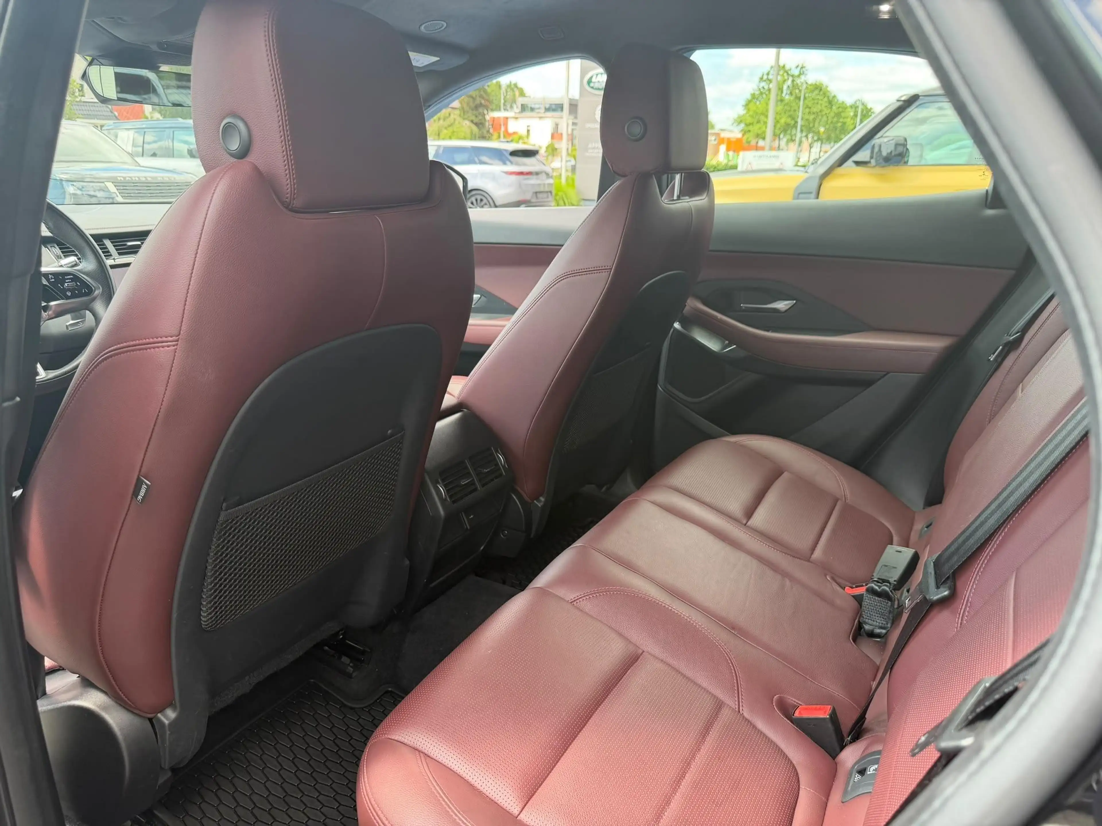 Jaguar E-Pace P300e R-Dynamic SE — photo 7