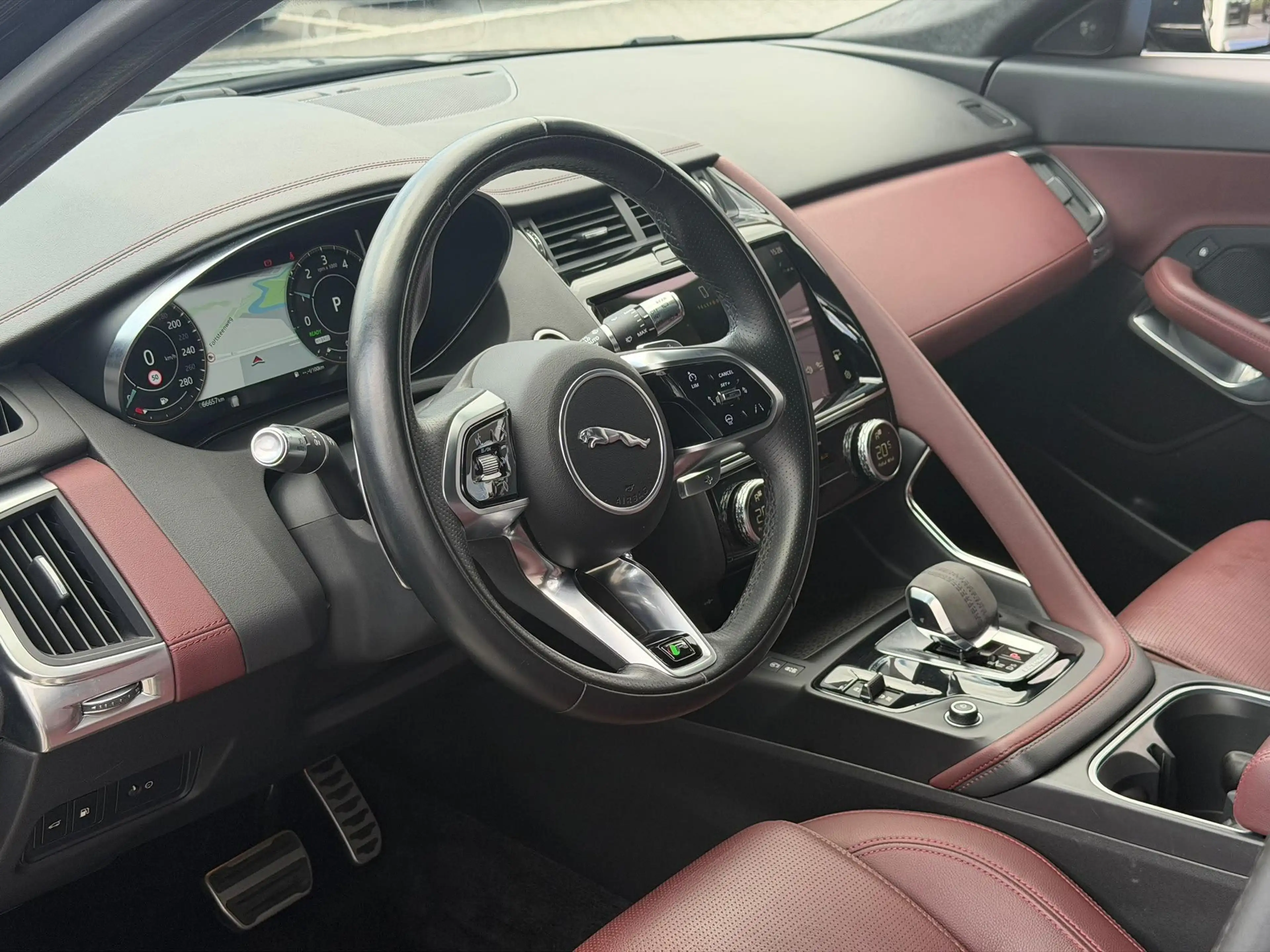 Jaguar E-Pace P300e R-Dynamic SE — photo 10