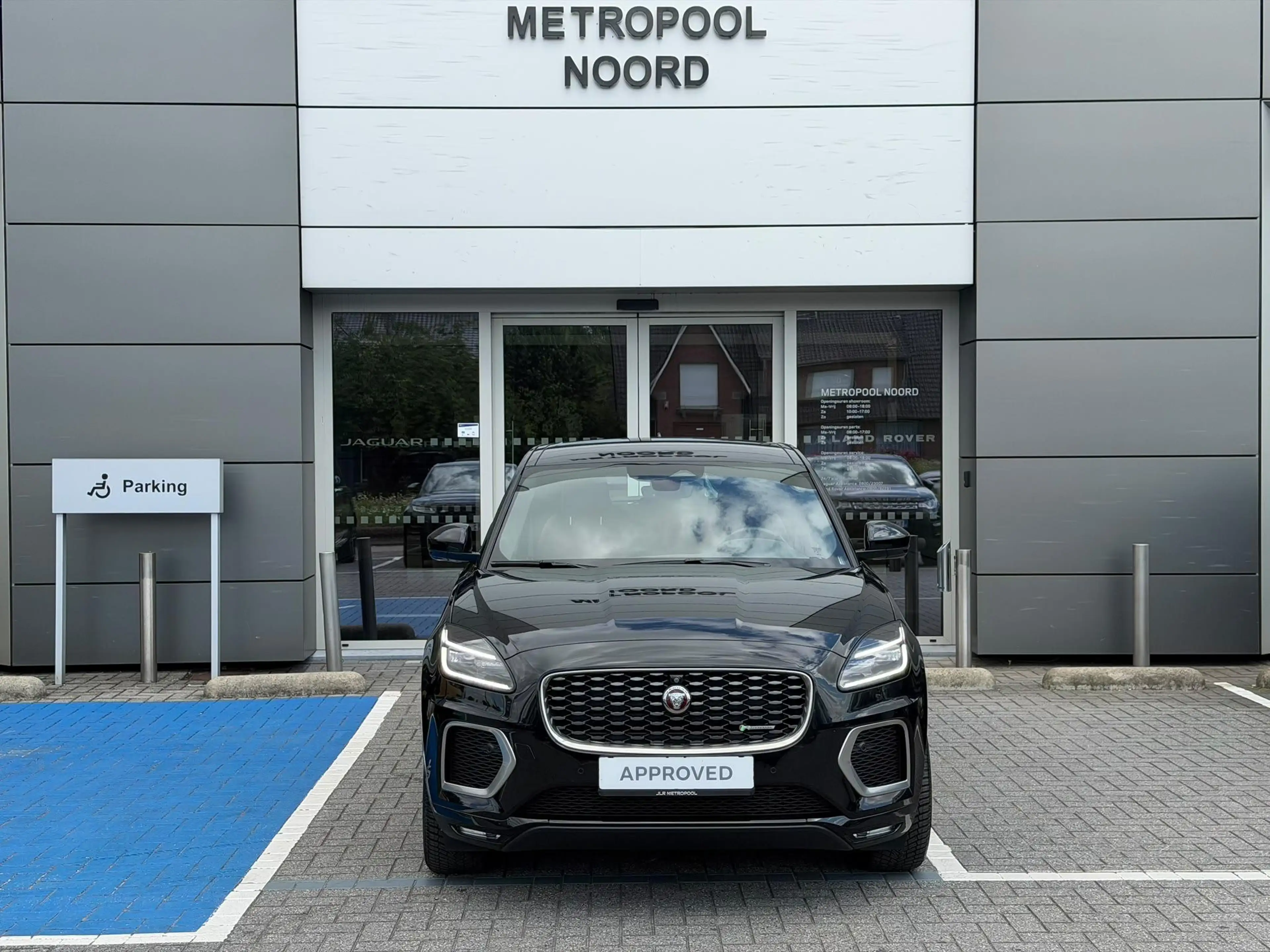 Jaguar E-Pace P300e R-Dynamic SE — photo 2