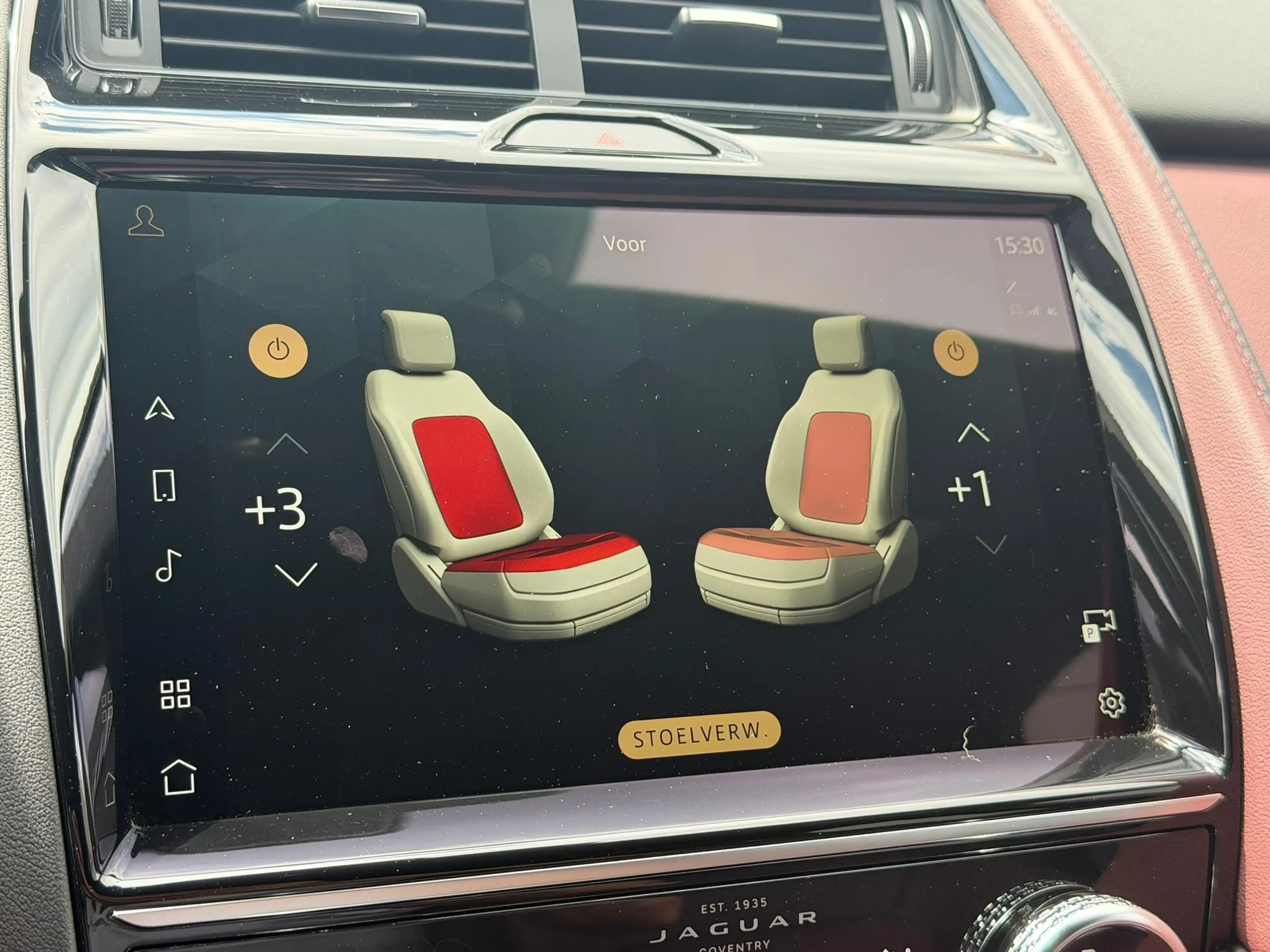 Jaguar E-Pace P300e R-Dynamic SE — photo 15