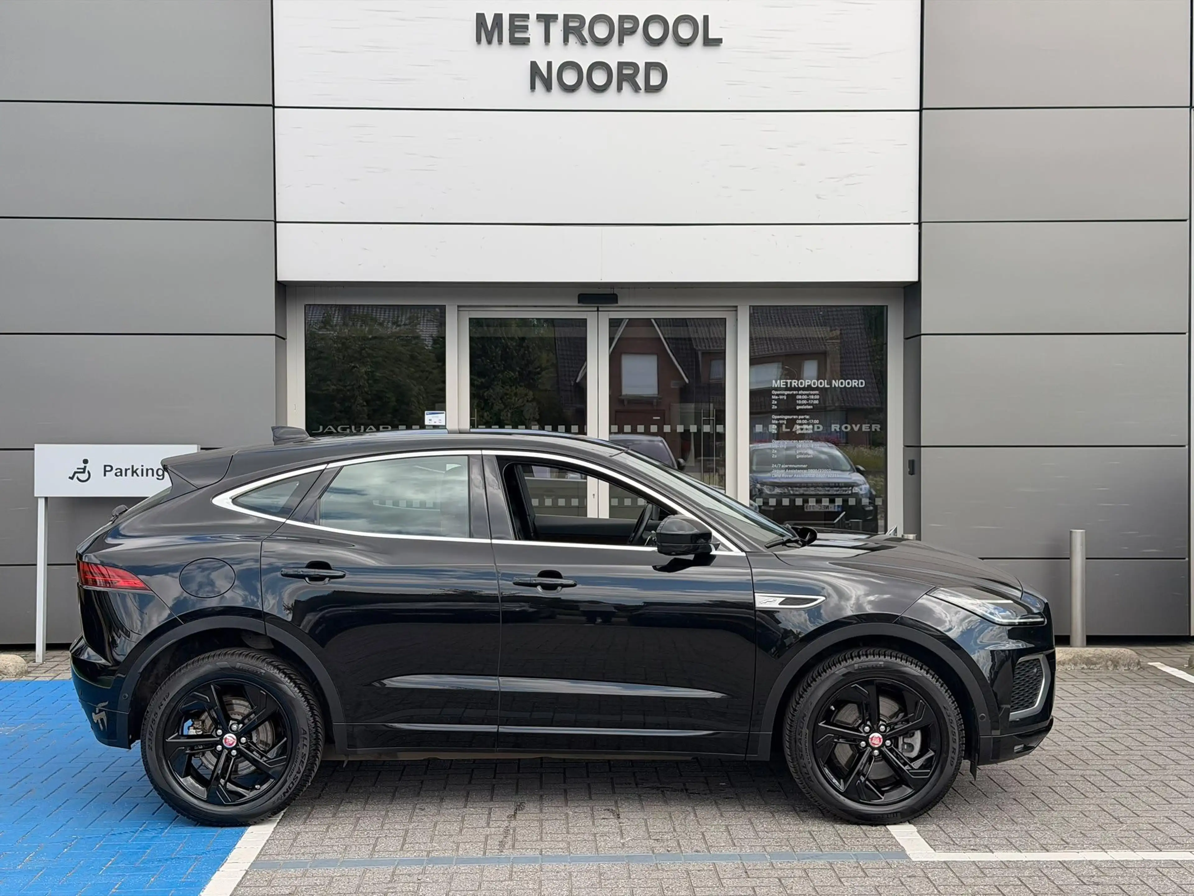 Jaguar E-Pace P300e R-Dynamic SE — photo 3