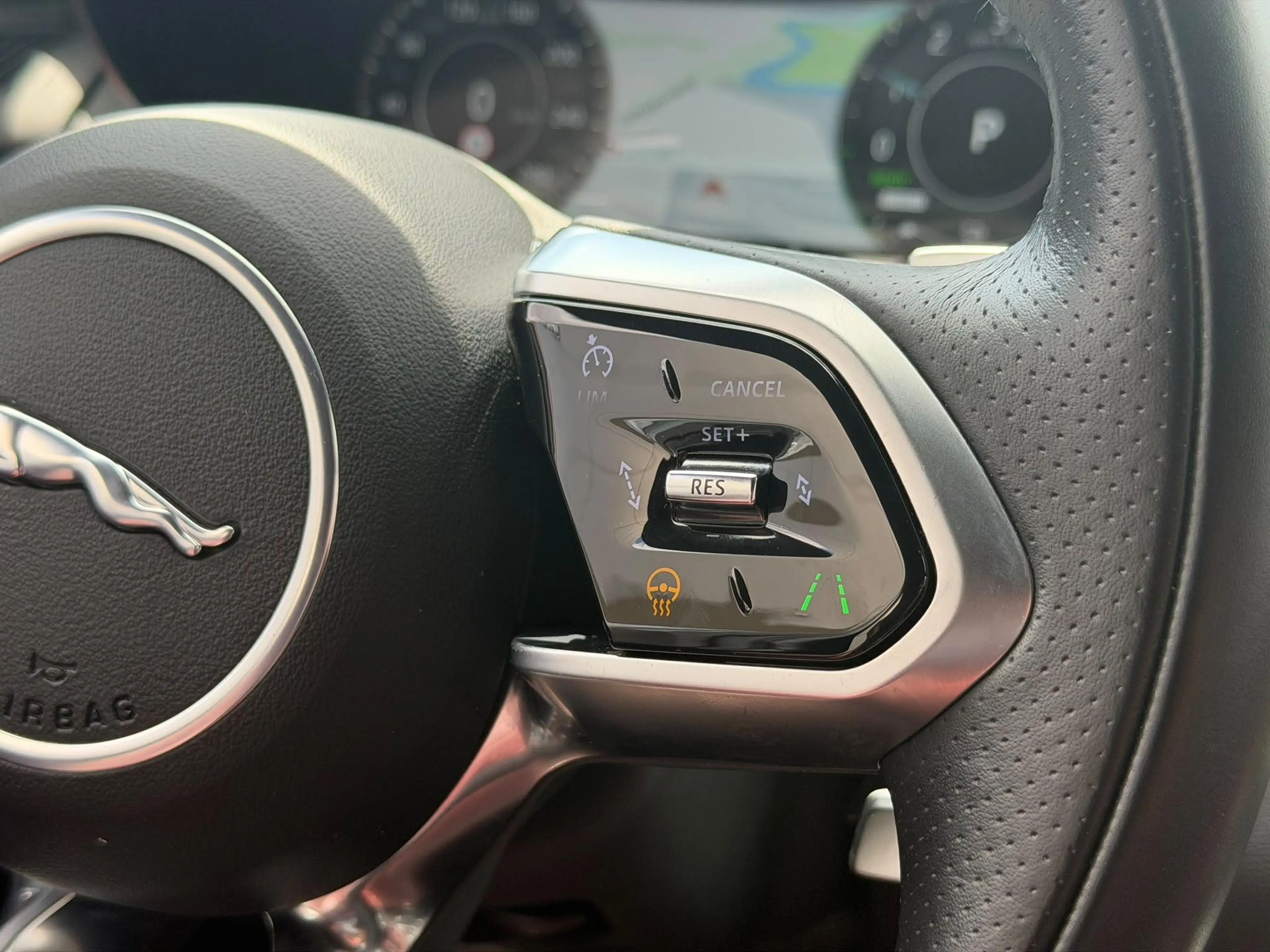 Jaguar E-Pace P300e R-Dynamic SE — photo 14