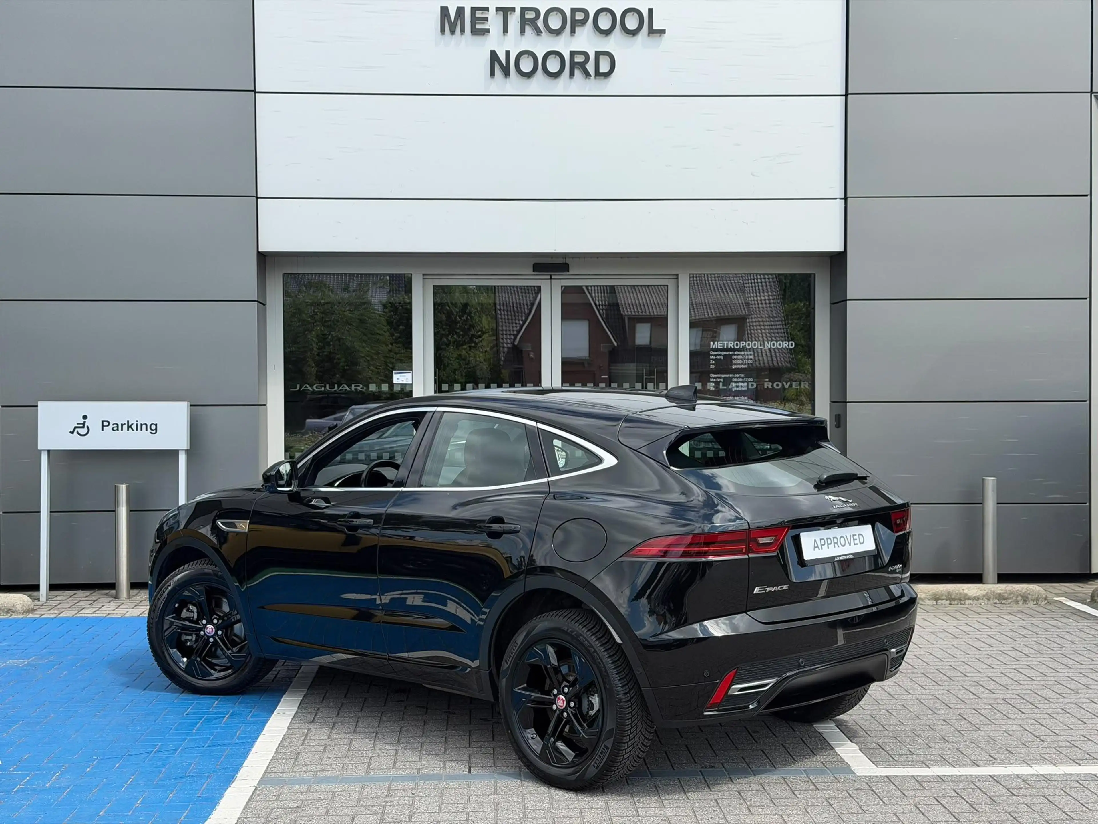 Jaguar E-Pace P300e R-Dynamic SE — photo 4
