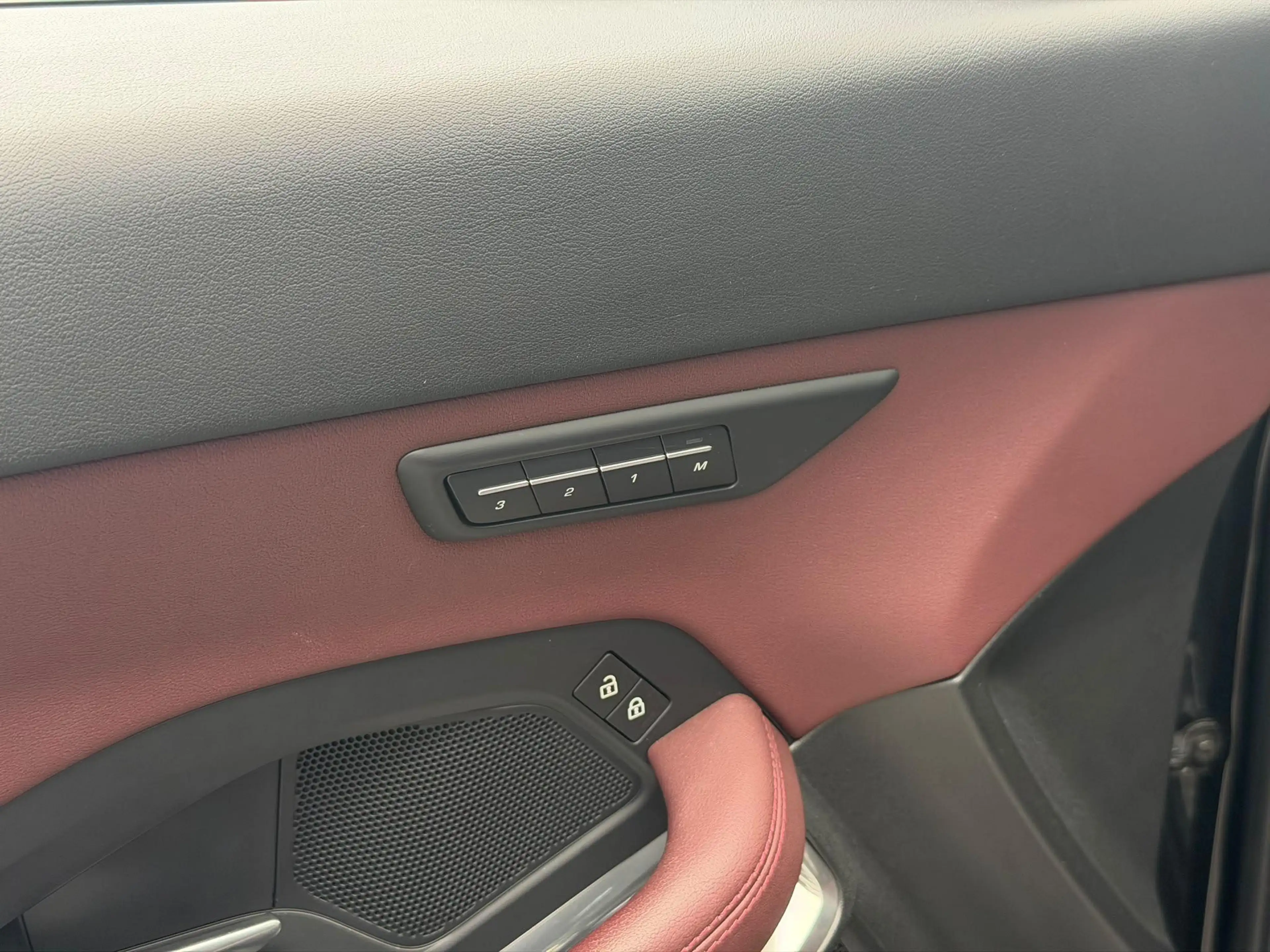 Jaguar E-Pace P300e R-Dynamic SE — photo 11