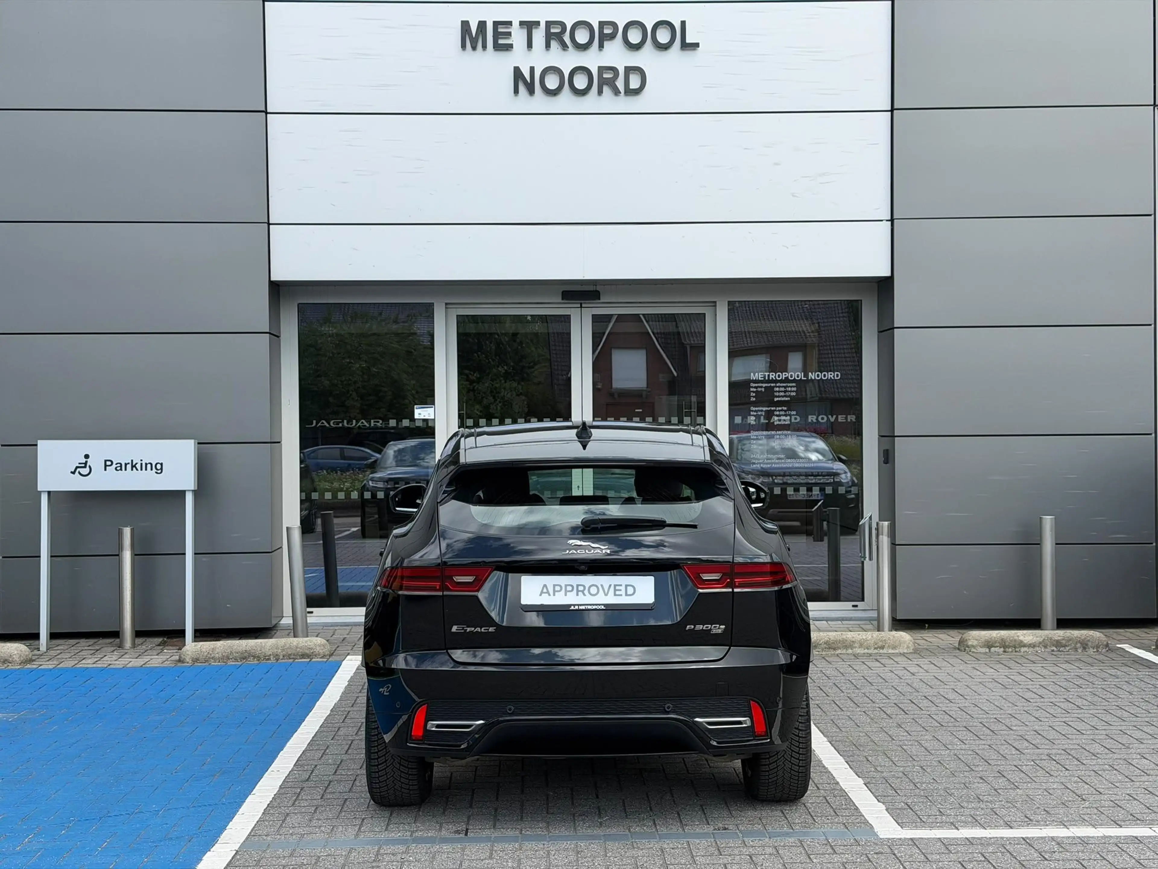 Jaguar E-Pace P300e R-Dynamic SE — photo 5