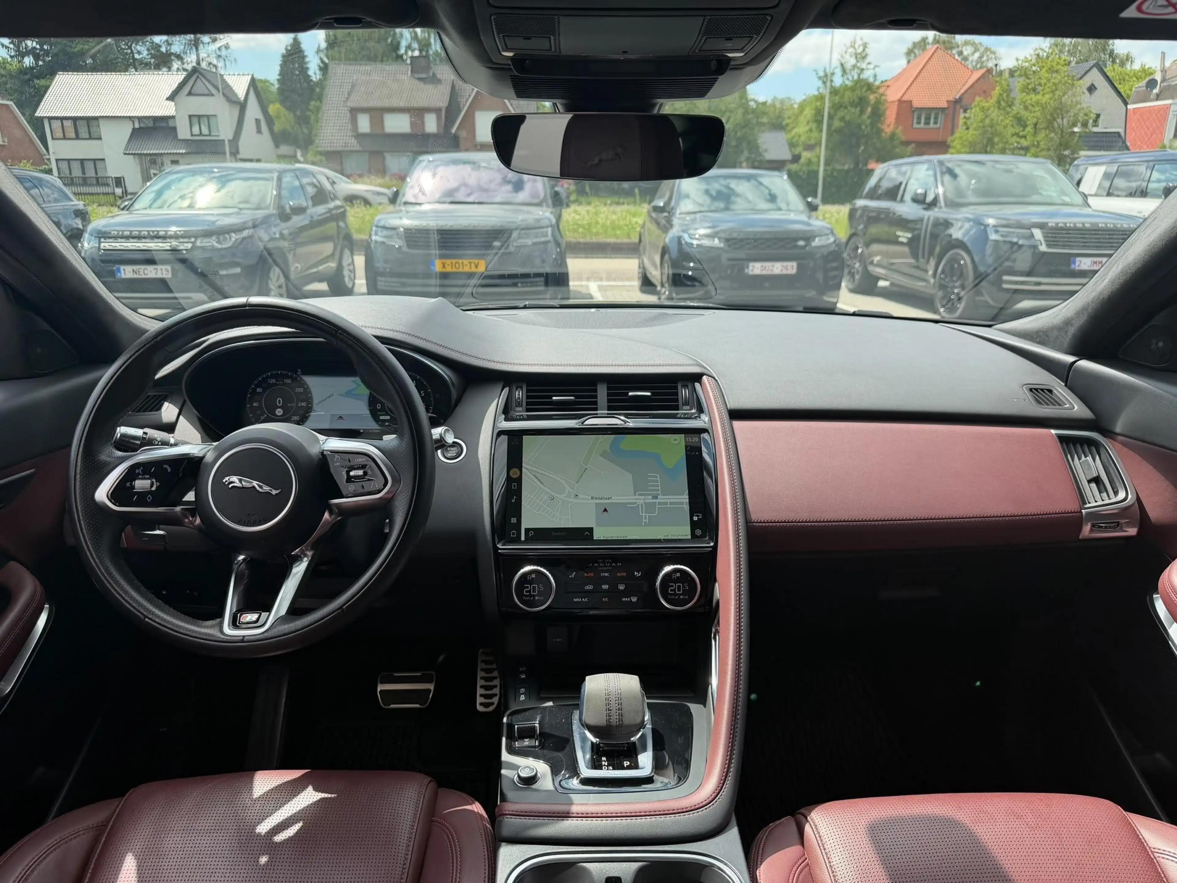 Jaguar E-Pace P300e R-Dynamic SE — photo 12