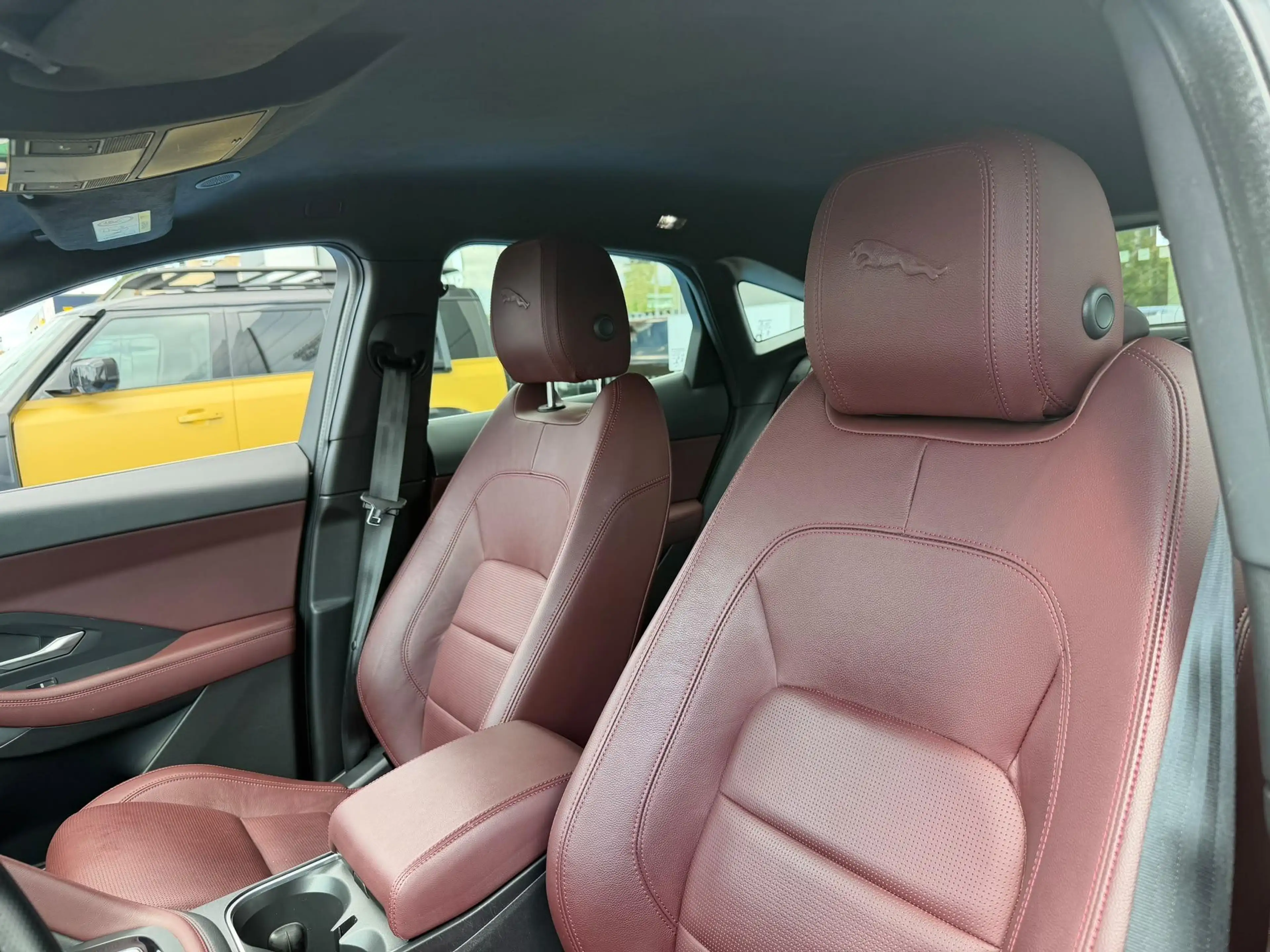 Jaguar E-Pace P300e R-Dynamic SE — photo 6