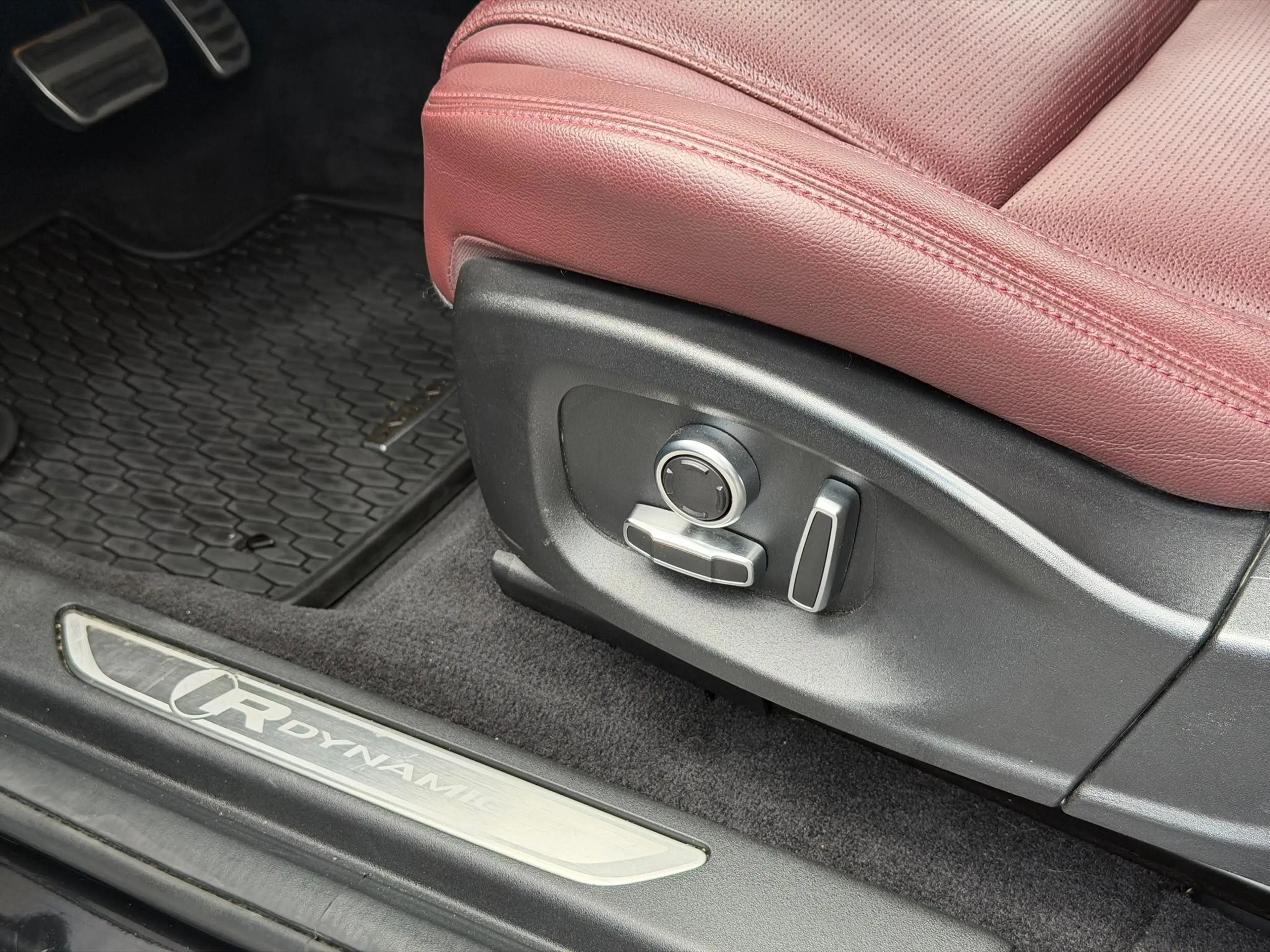 Jaguar E-Pace P300e R-Dynamic SE — photo 9