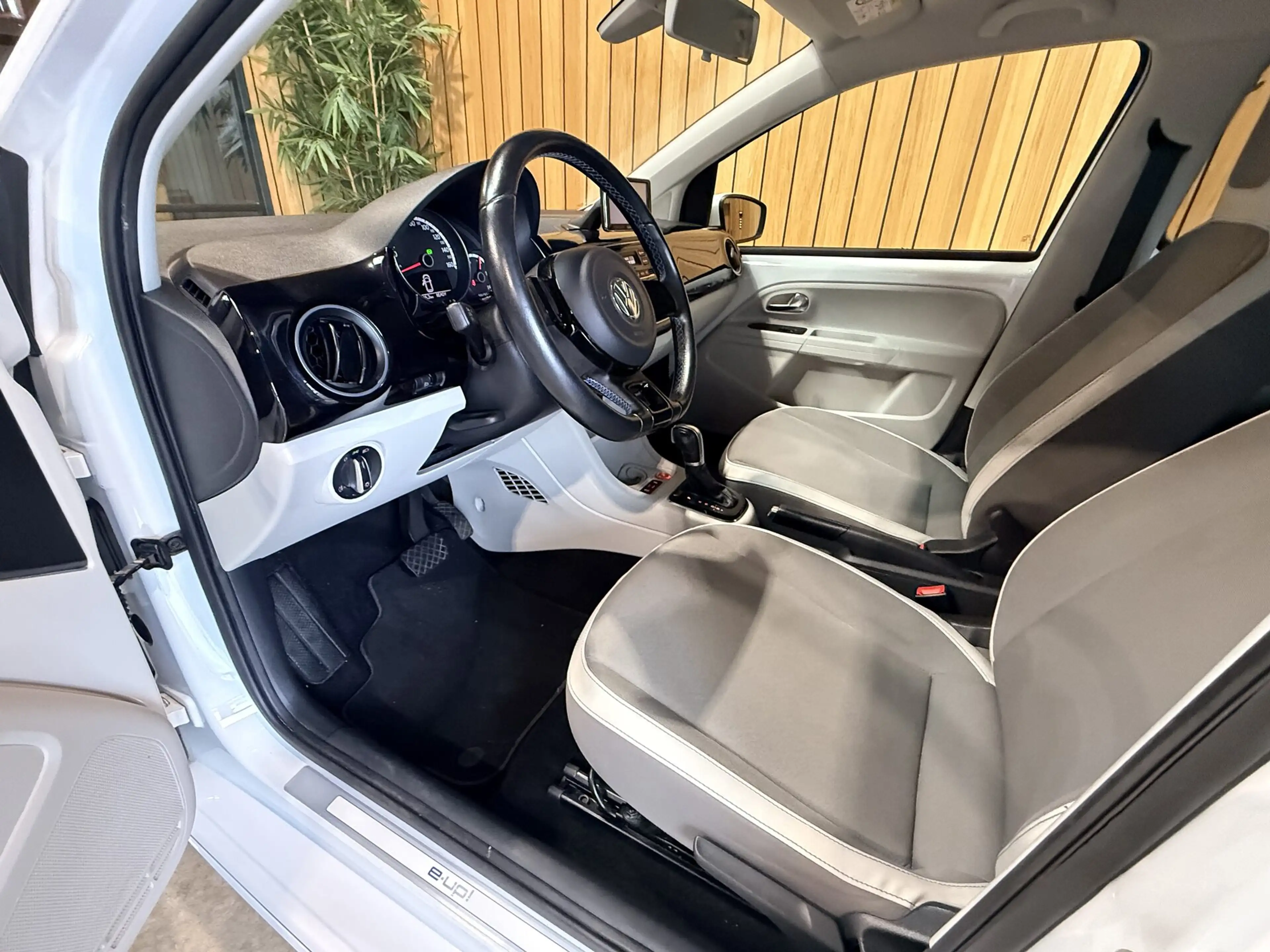 Volkswagen e-up! e-Up! — photo 15