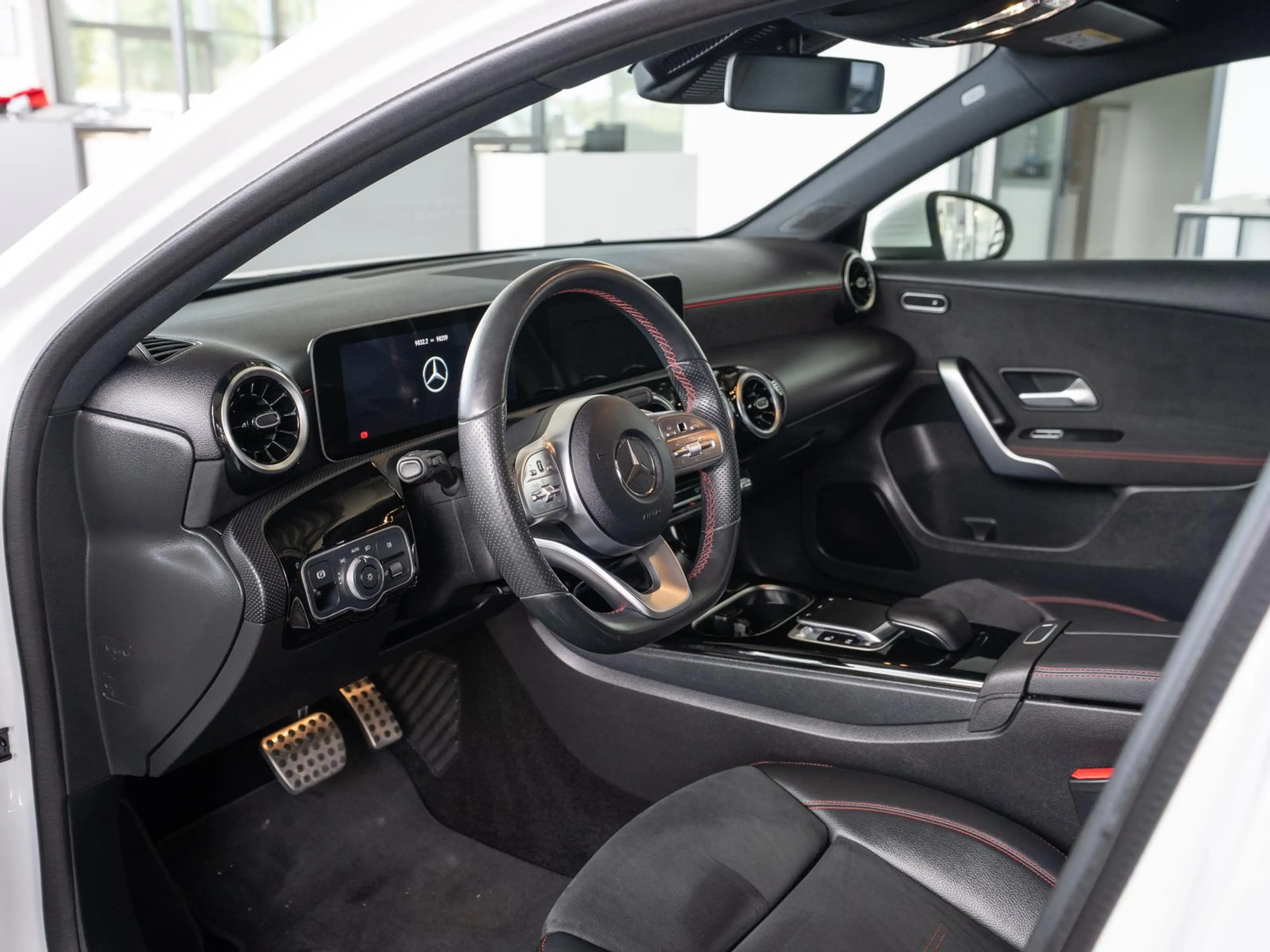 Mercedes-Benz A 220 7G-DCT *AMG*MEMORY*360°-K*MBUX*MULTIBEAM* — photo 13