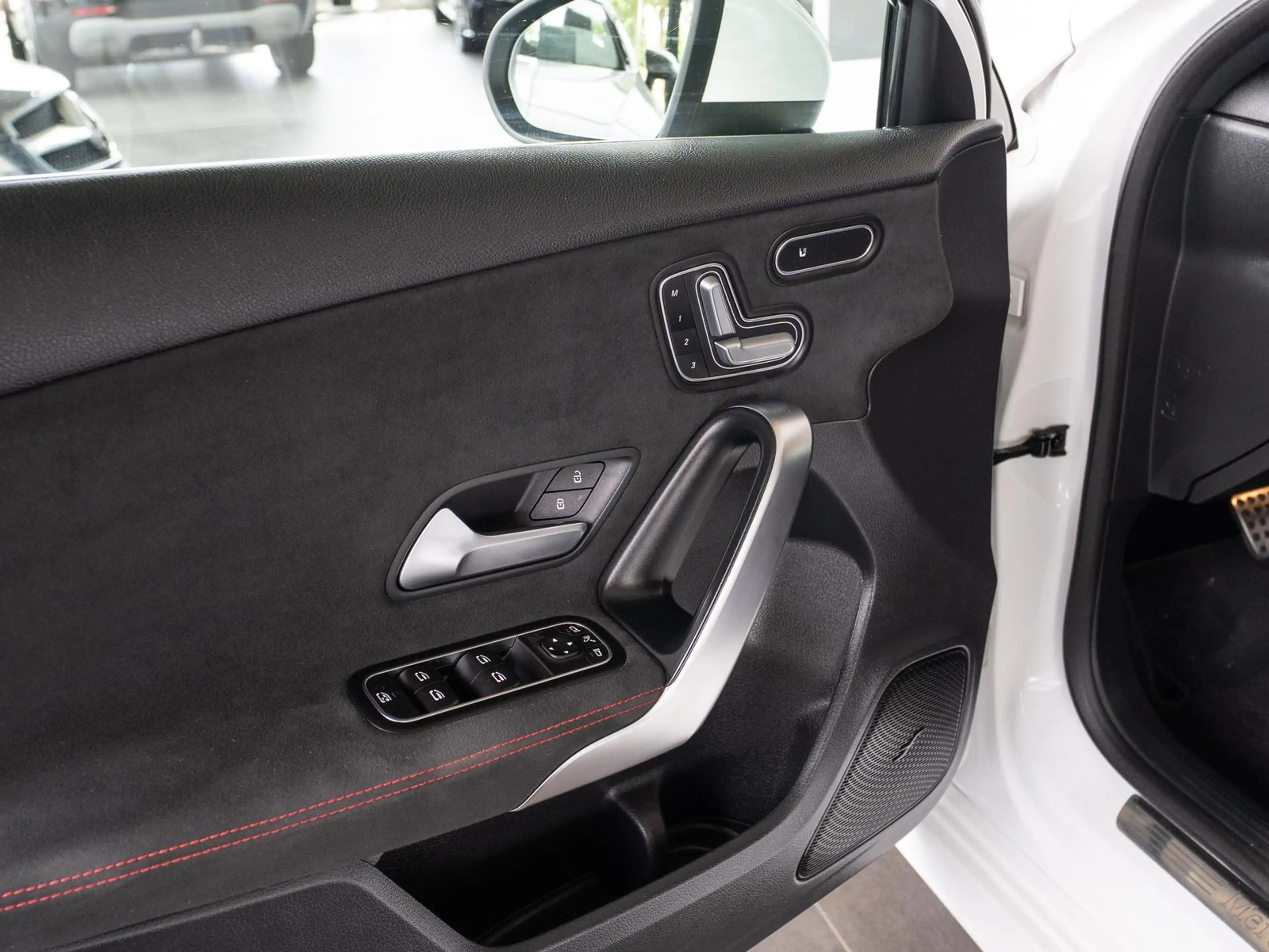 Mercedes-Benz A 220 7G-DCT *AMG*MEMORY*360°-K*MBUX*MULTIBEAM* — photo 11