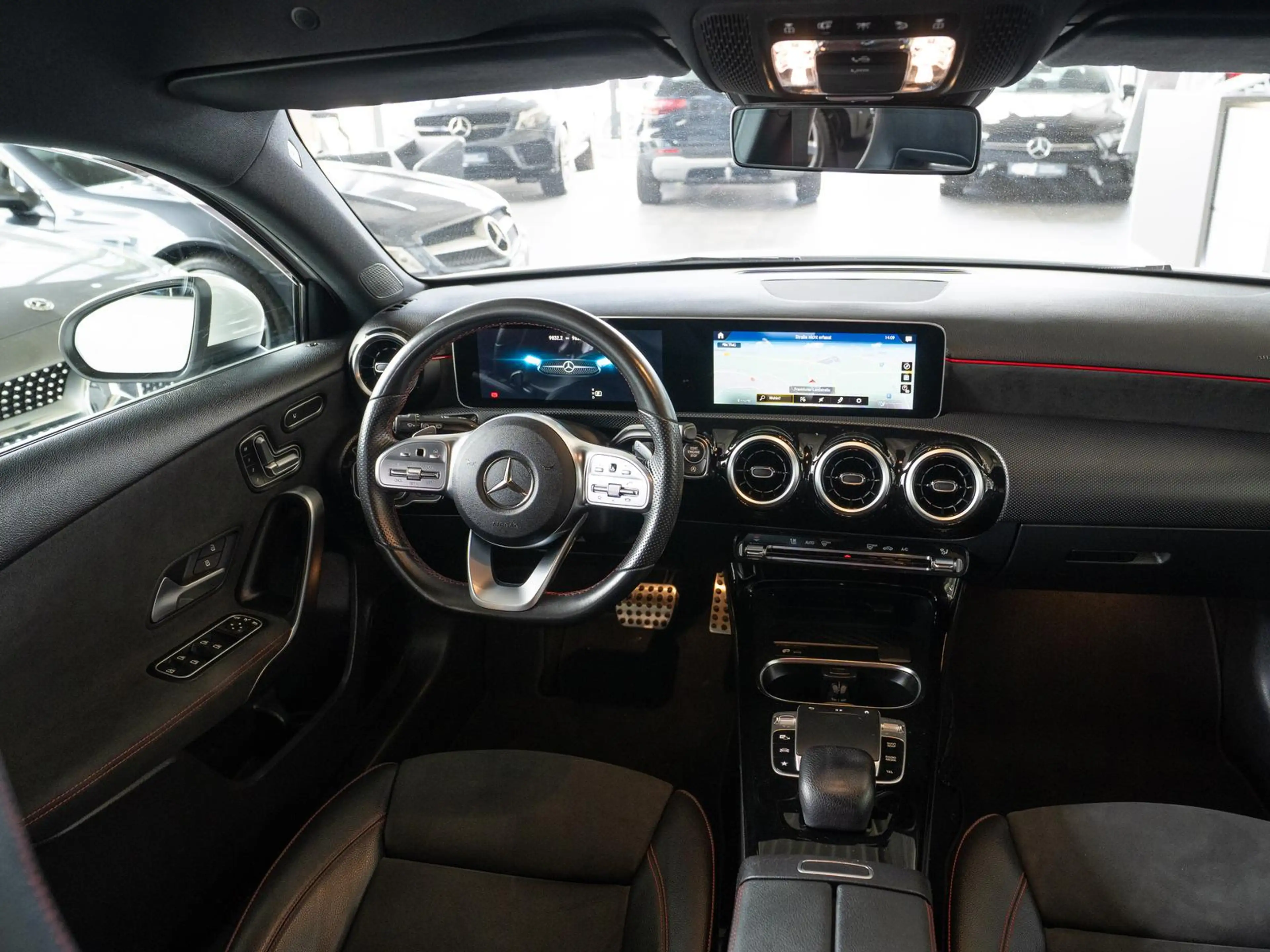 Mercedes-Benz A 220 7G-DCT *AMG*MEMORY*360°-K*MBUX*MULTIBEAM* — photo 14