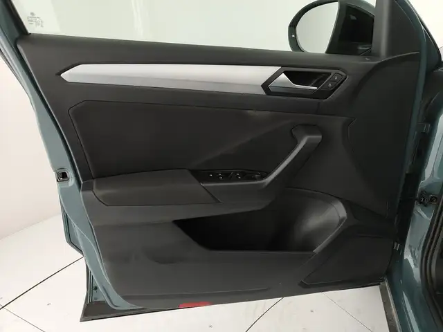 Volkswagen T-Roc view 11
