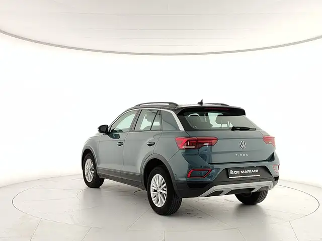 Volkswagen T-Roc view 3