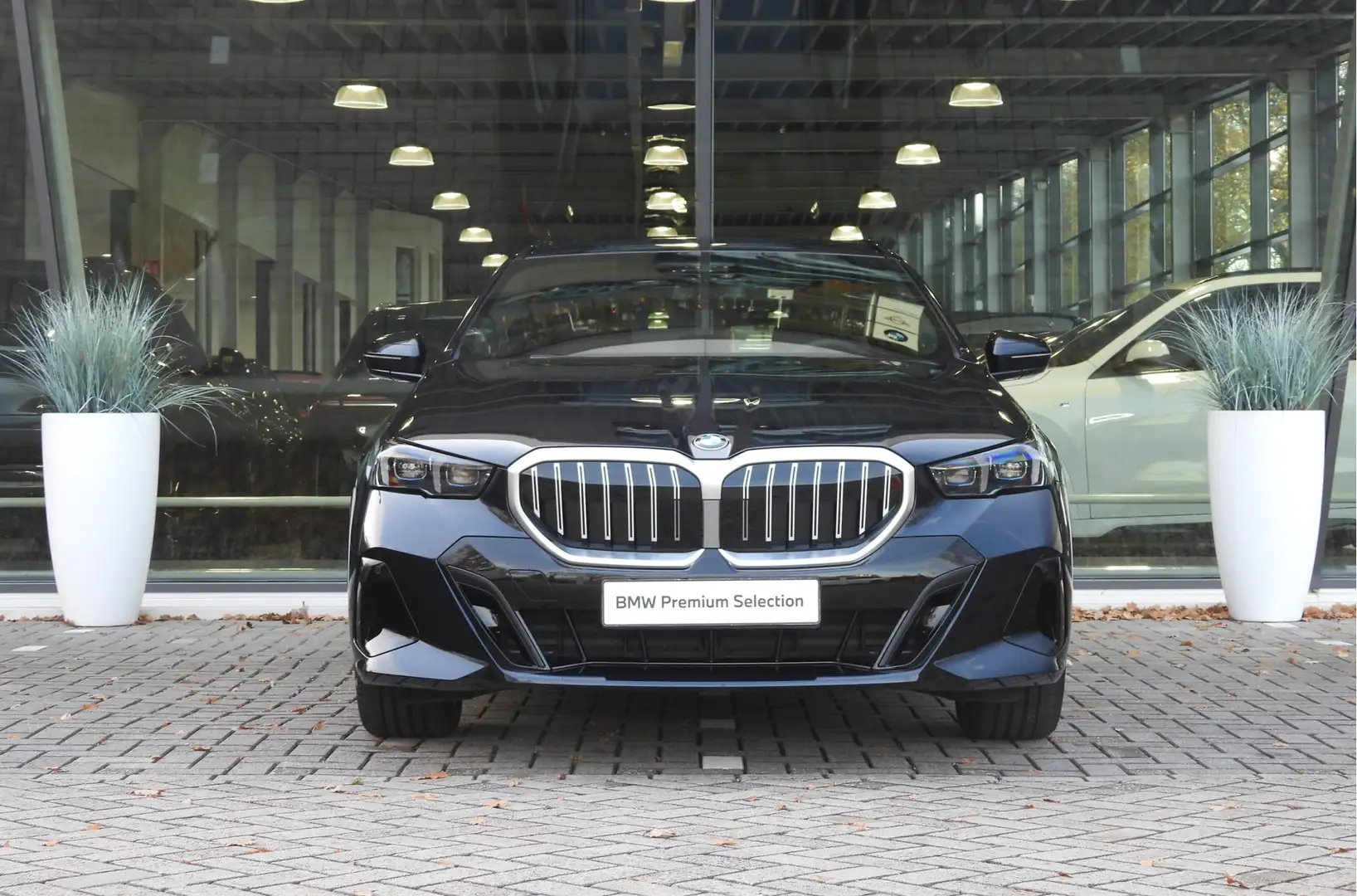 BMW 520 5 Serie Touring 520i M Sport Automaat / Trekhaak / Zwart - 2